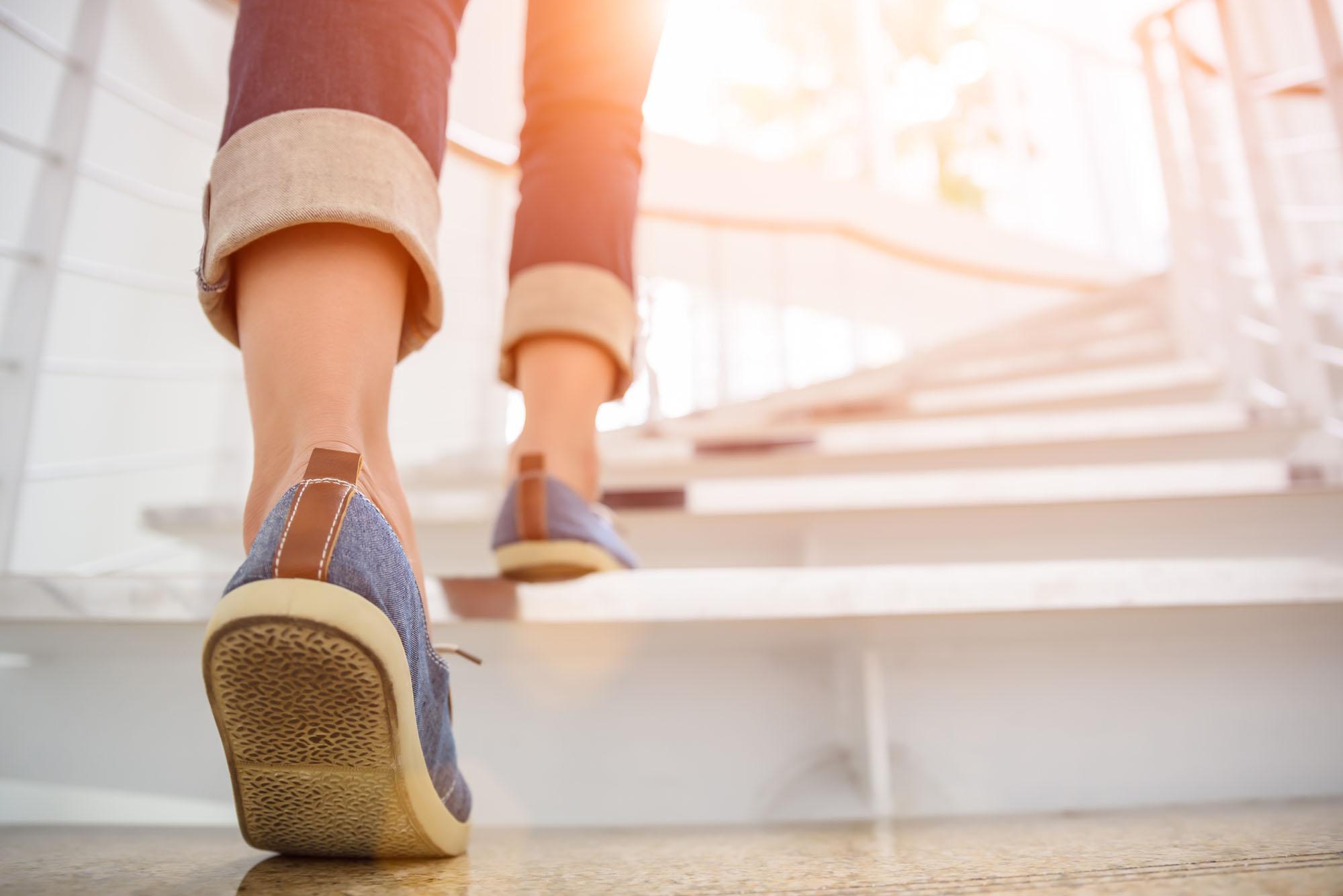 210127-frau-steigt-treppe-hinauf-frauen-frauenkonferenz-4