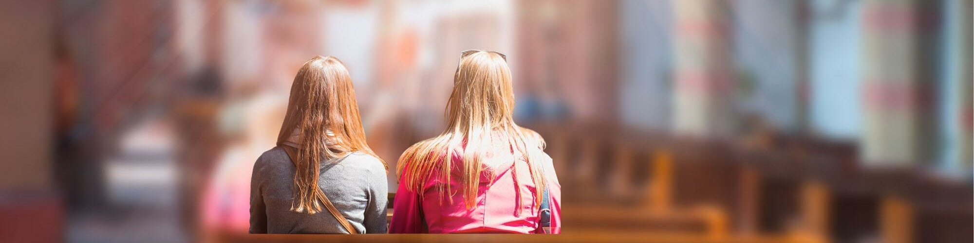 210127-zwei-frauen-in-kirchenbank-frauen-frauenkonferenz-header