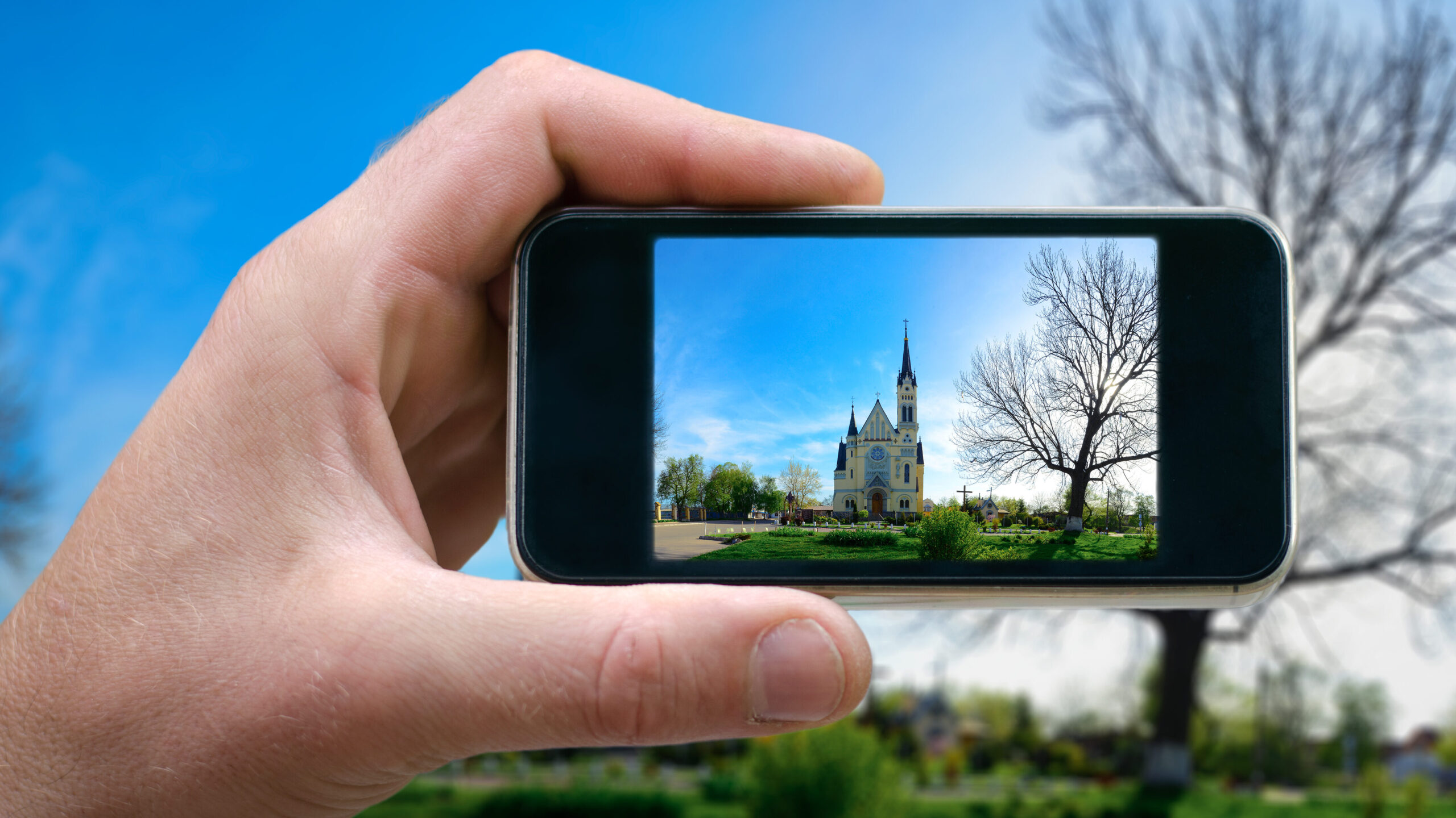 Der Bildschirm eines Smartphones zeigt eine Kirche an.