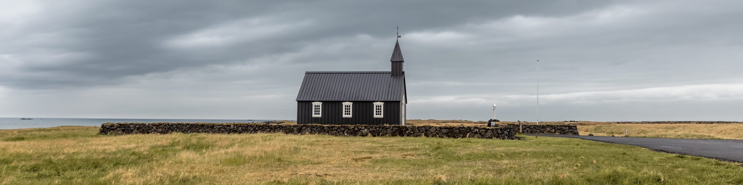 Einsame kleine Kirche auf offenem Feld