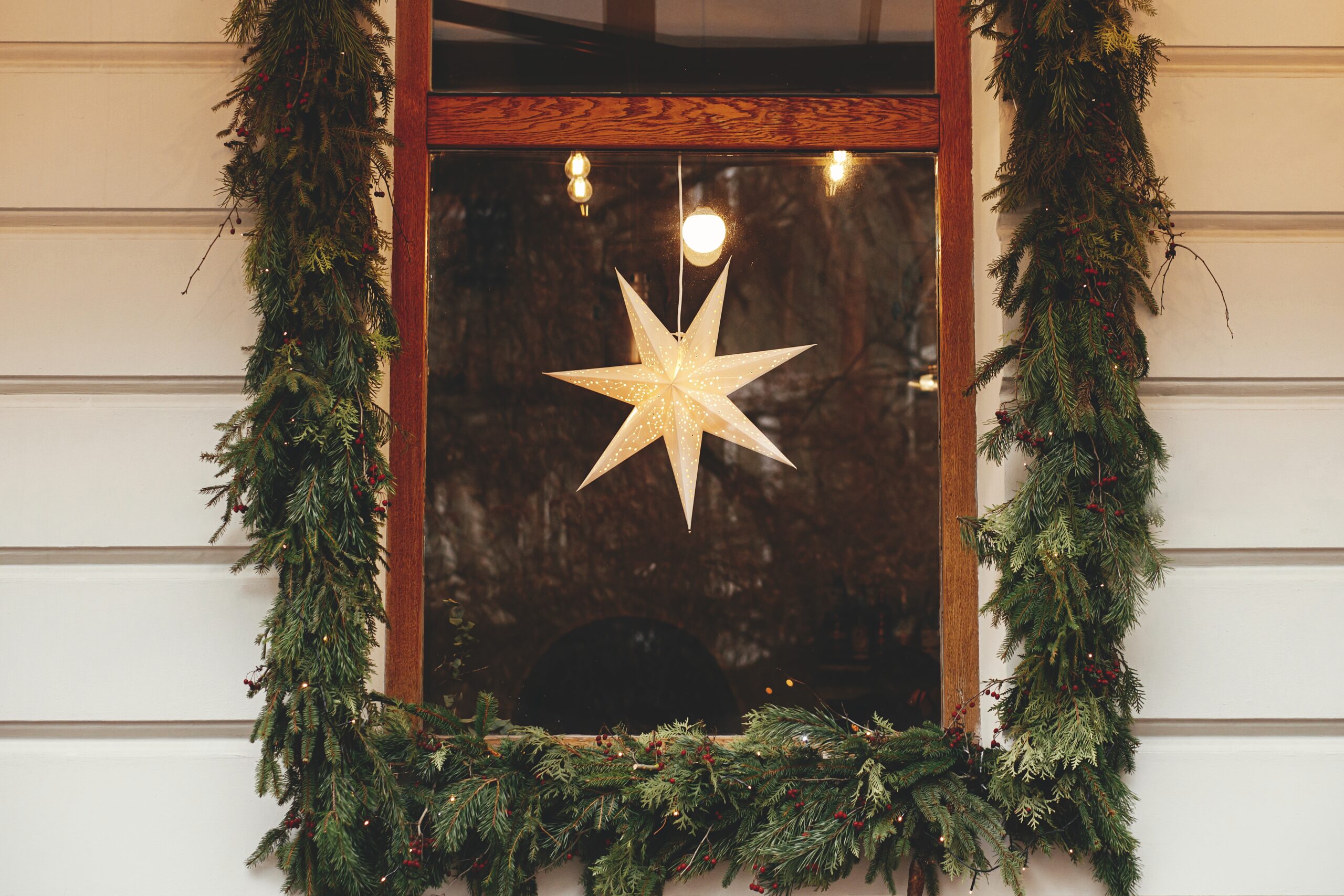 Weihnachtsstern hinter einem Fenster