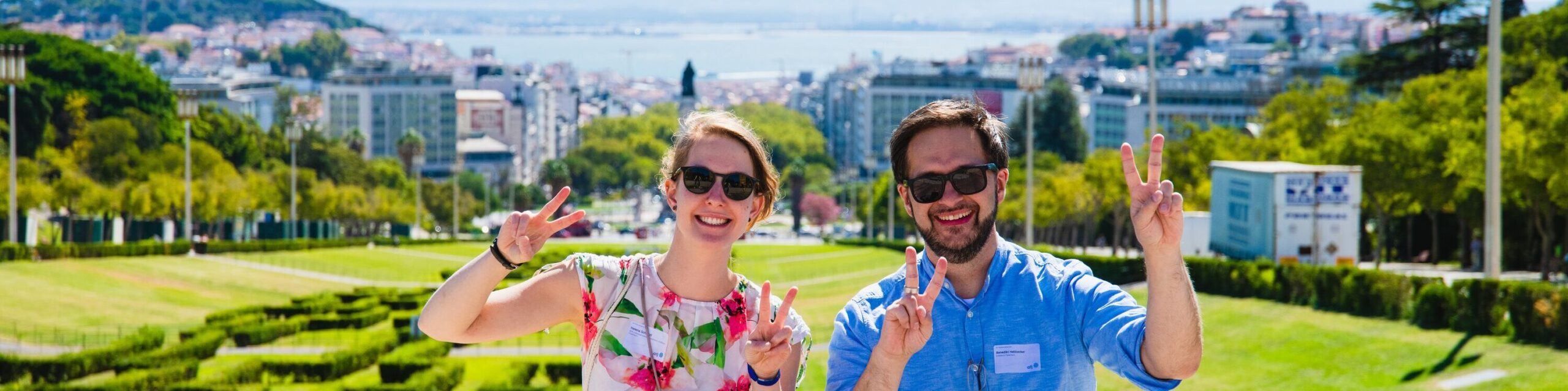 Grüße aus Lissabon von BDKJ-Diözesanseelsorgerin Helena Schmidt und Benedikt Hebbecker, Direktor des Jugendhauses Hardehausen.