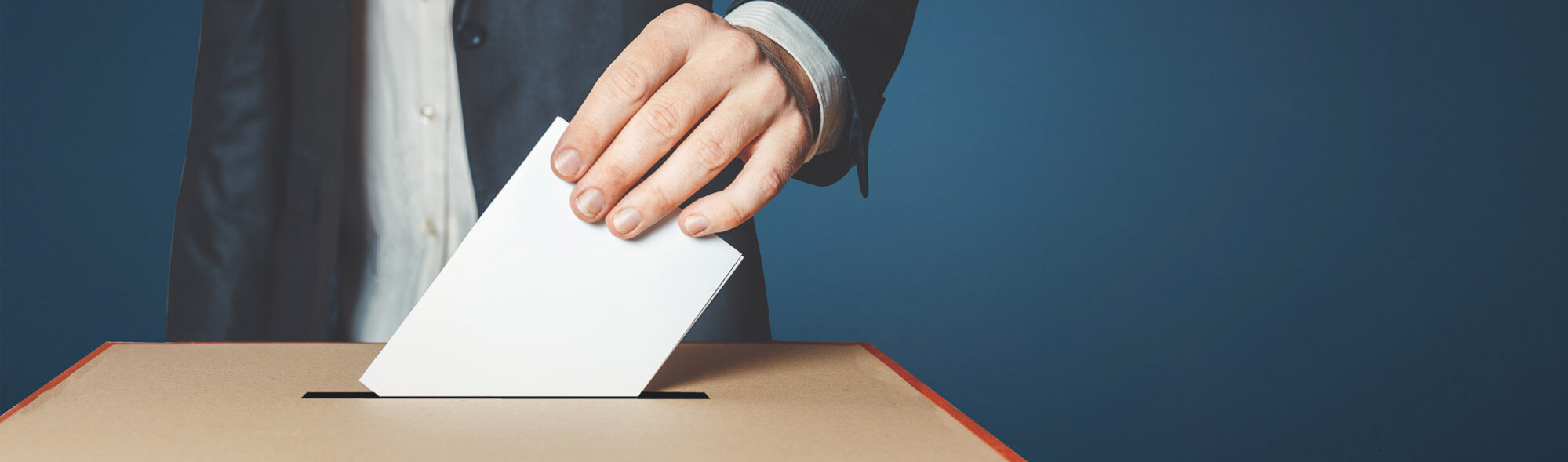 Stimmzetteleinwurf an einer Wahlurne