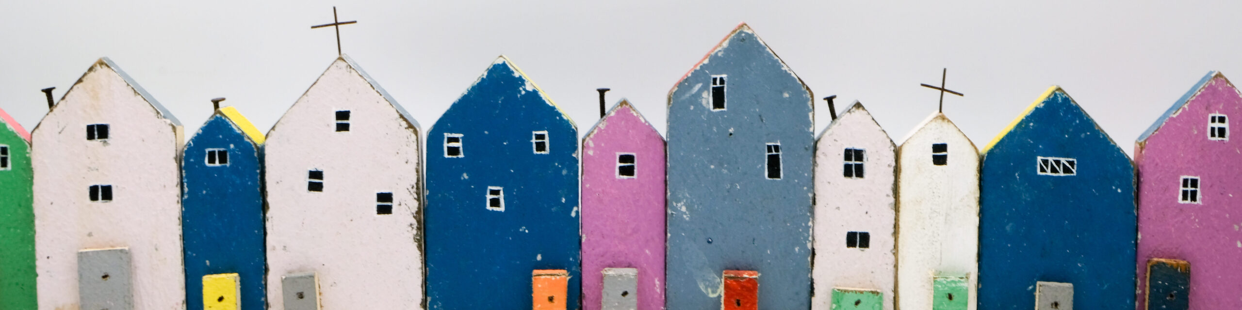 Bunte Miniaturen mehrerer Häuser