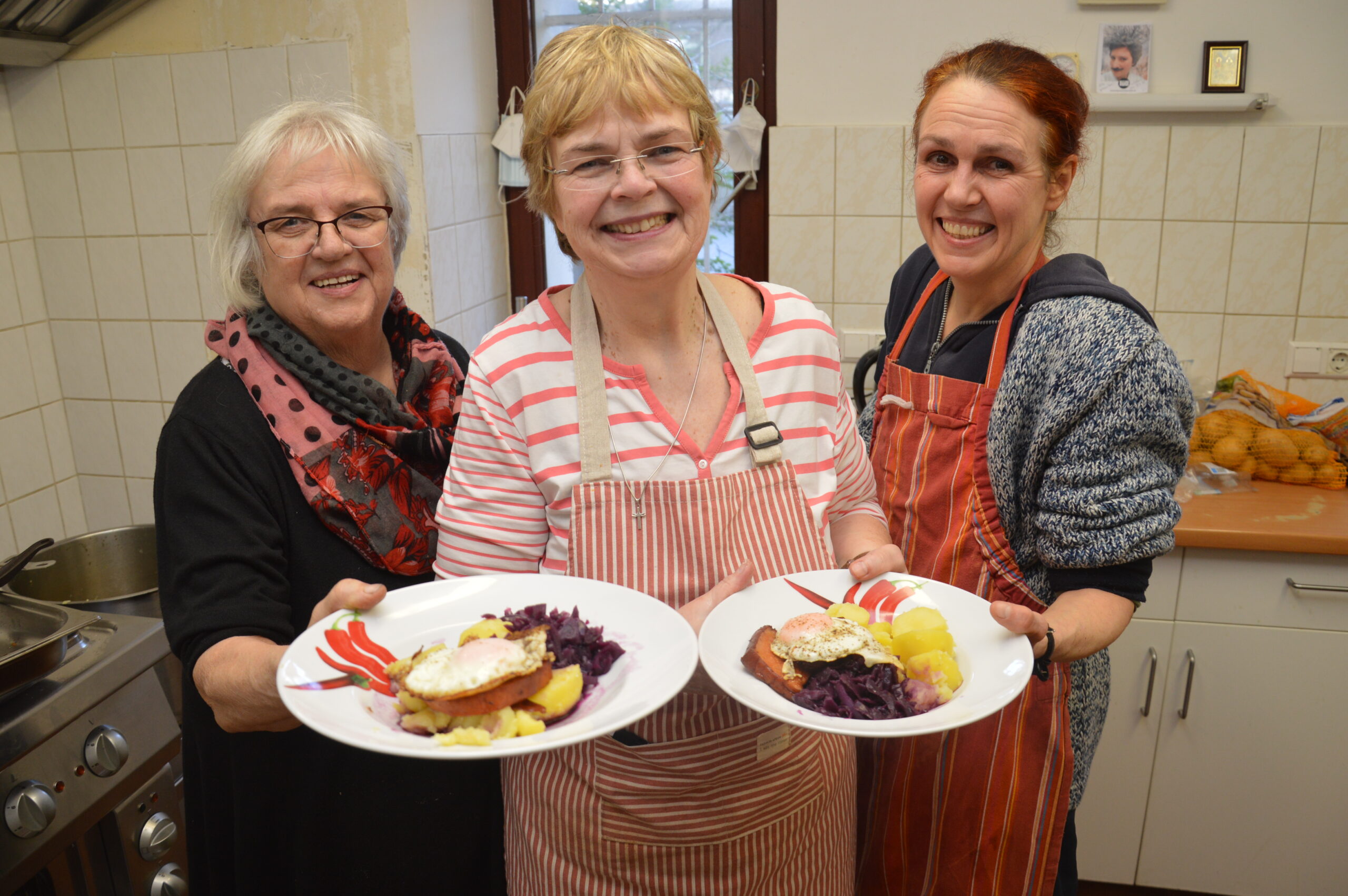 Das Küchenteam (von links) Christine Brothun, Gaby Sanniter und Lissy Eichert von "Essen ist fertig!" hilft Bedürftigen in Berlin