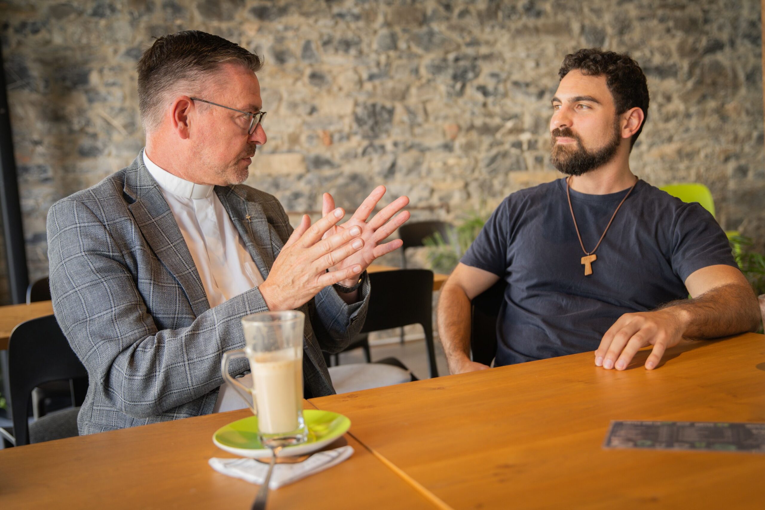 Propst Stephan Schröder im Gespräch mit Levi Costa Ehrich, einem Angehörigen der Gemeinschaft Shalom