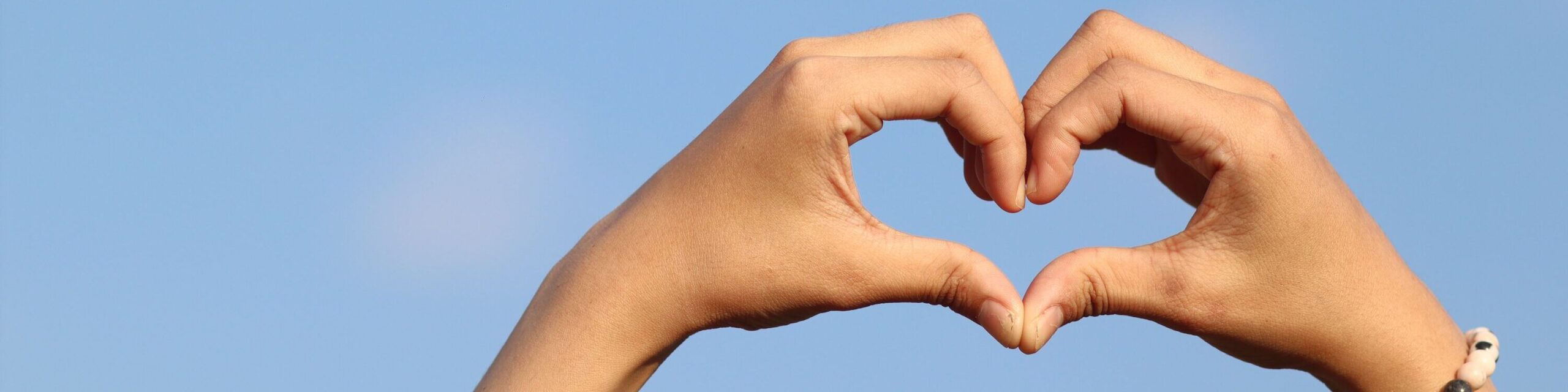 Hände formen ein Herz