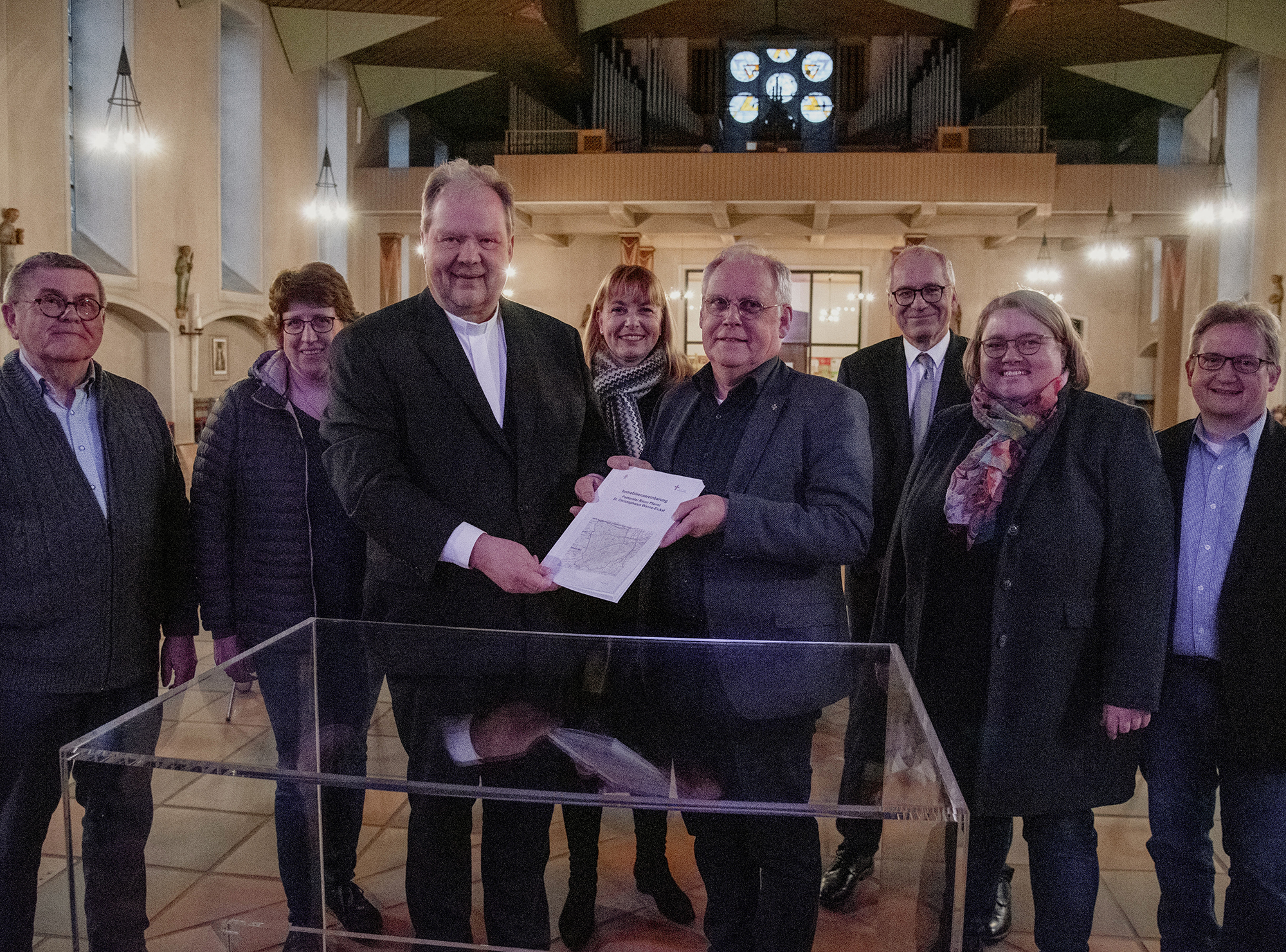 Erste Immobilienvereinbarung unter Dach und Fach. Verwaltung des Erzbistums Paderborn übergibt Katholiken in Wanne-Eickel gegengezeichnetes Konzept zum zukünftigen Einsatz ihrer kirchlichen Gebäude.
