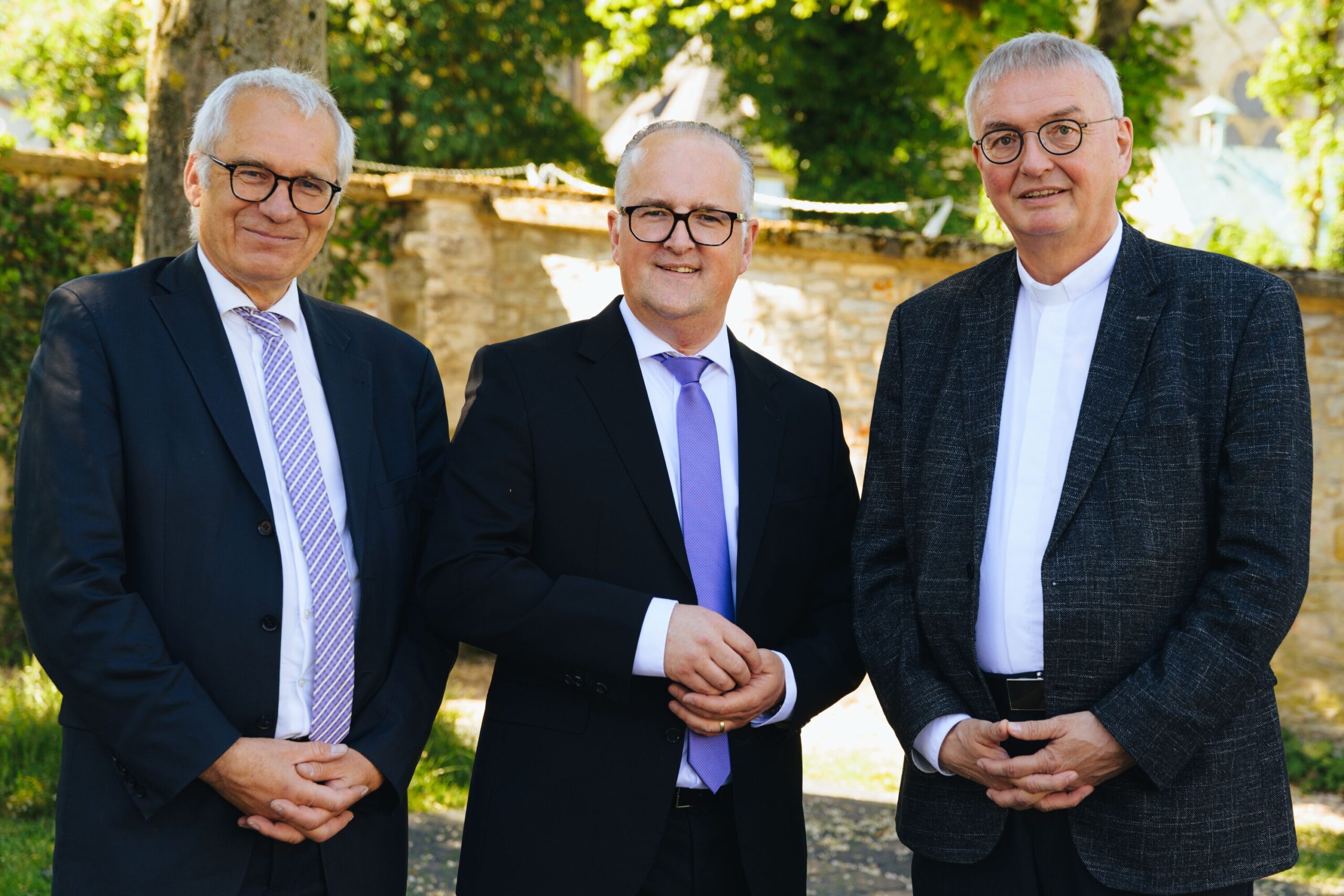 Neuer Leiter des Bereiches Finanzen Volker Mauß mit Dirk Wummel (l.) und Generalvikar Thomas Dornseifer (r.)