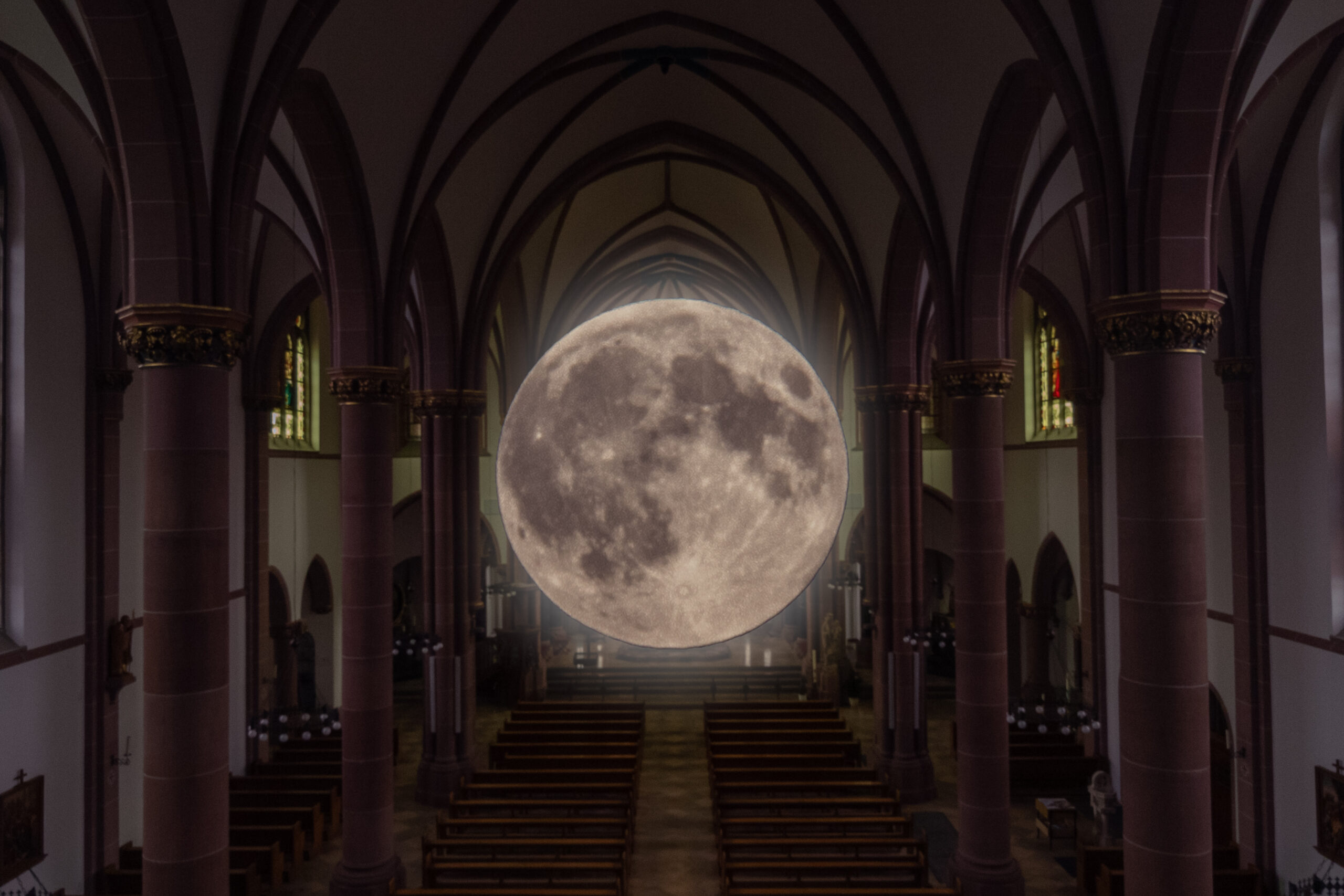 Mond in Kirche Montage