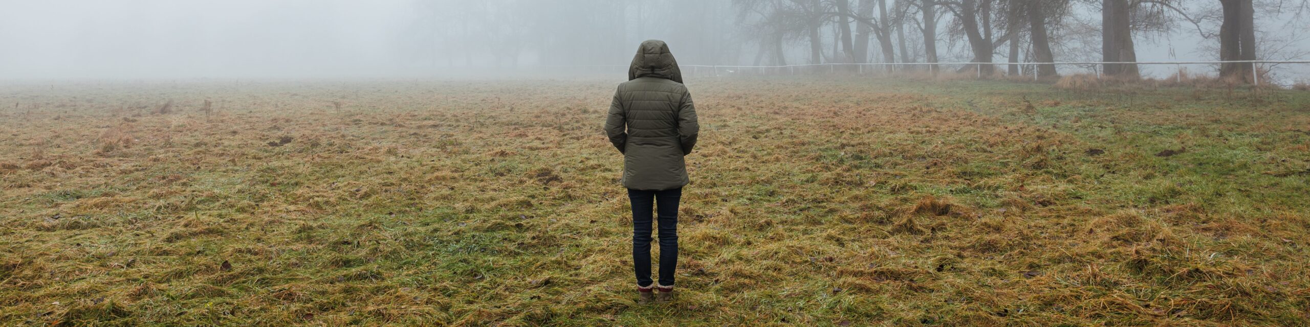 Person allein im Nebel