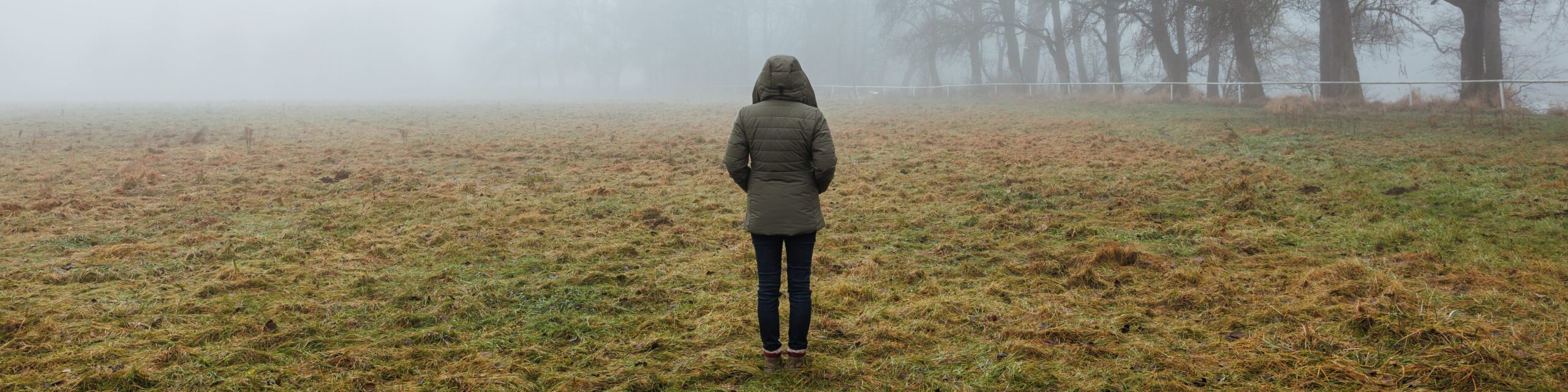 Person allein im Nebel