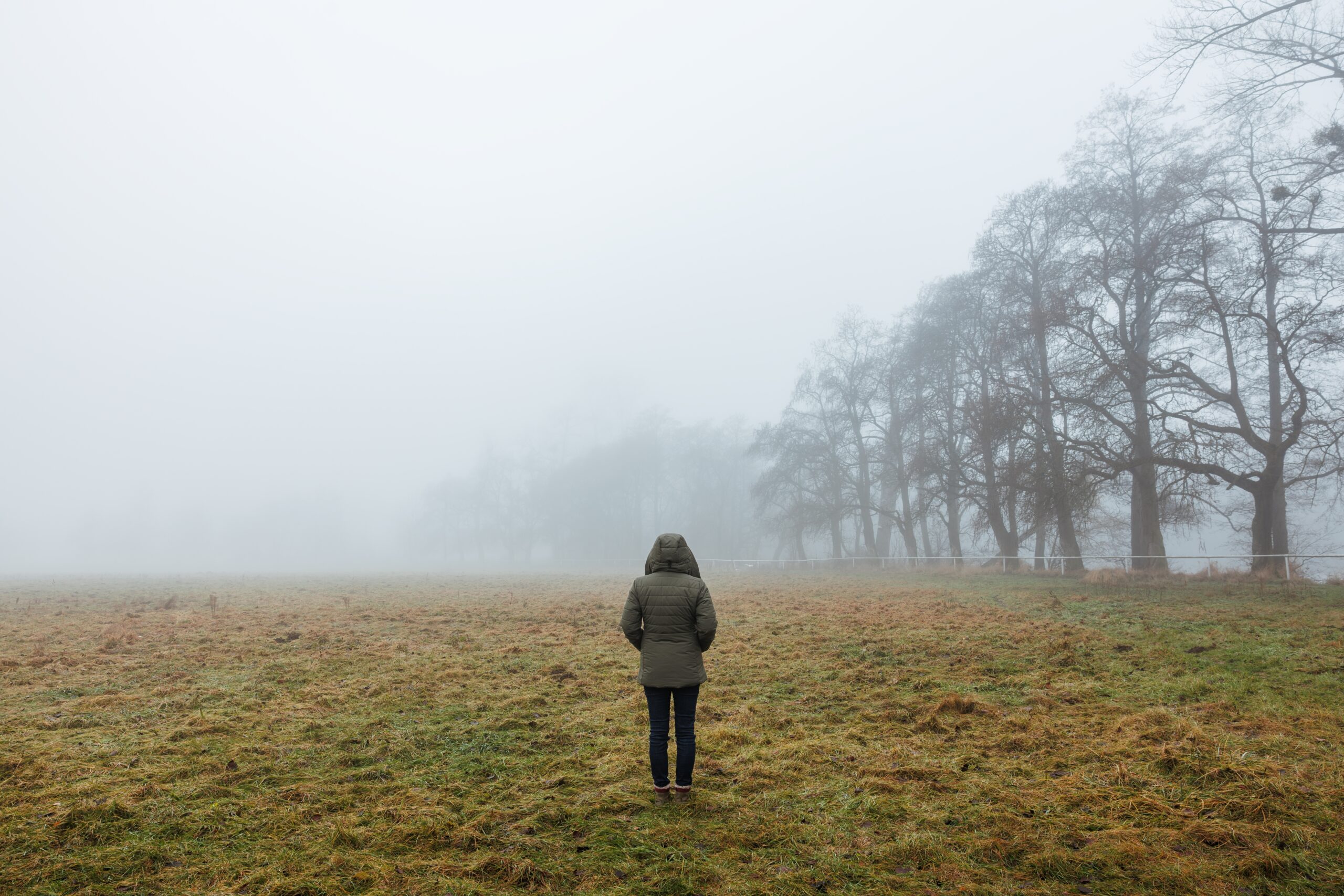 Person allein im Nebel