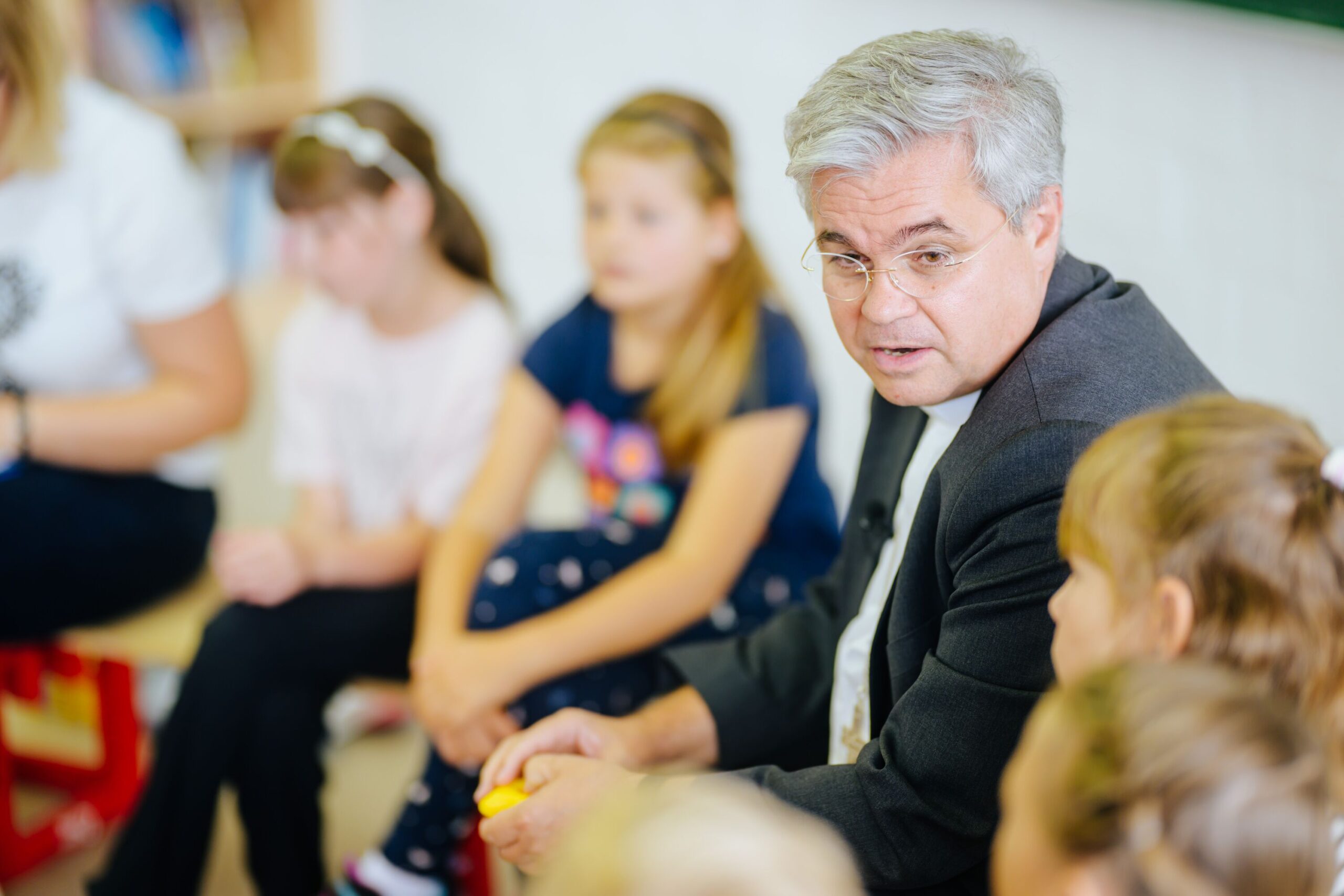 Erzbischof Bentz im Gespräch mit Schulkindern