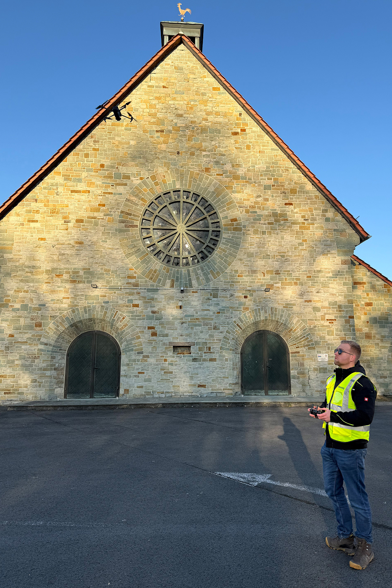 Drohnenflüge über alle Kirchen im Erzbistum Paderborn. Neues Projekt erstellt hochauflösende Bilder zur digitalen Dokumentation.