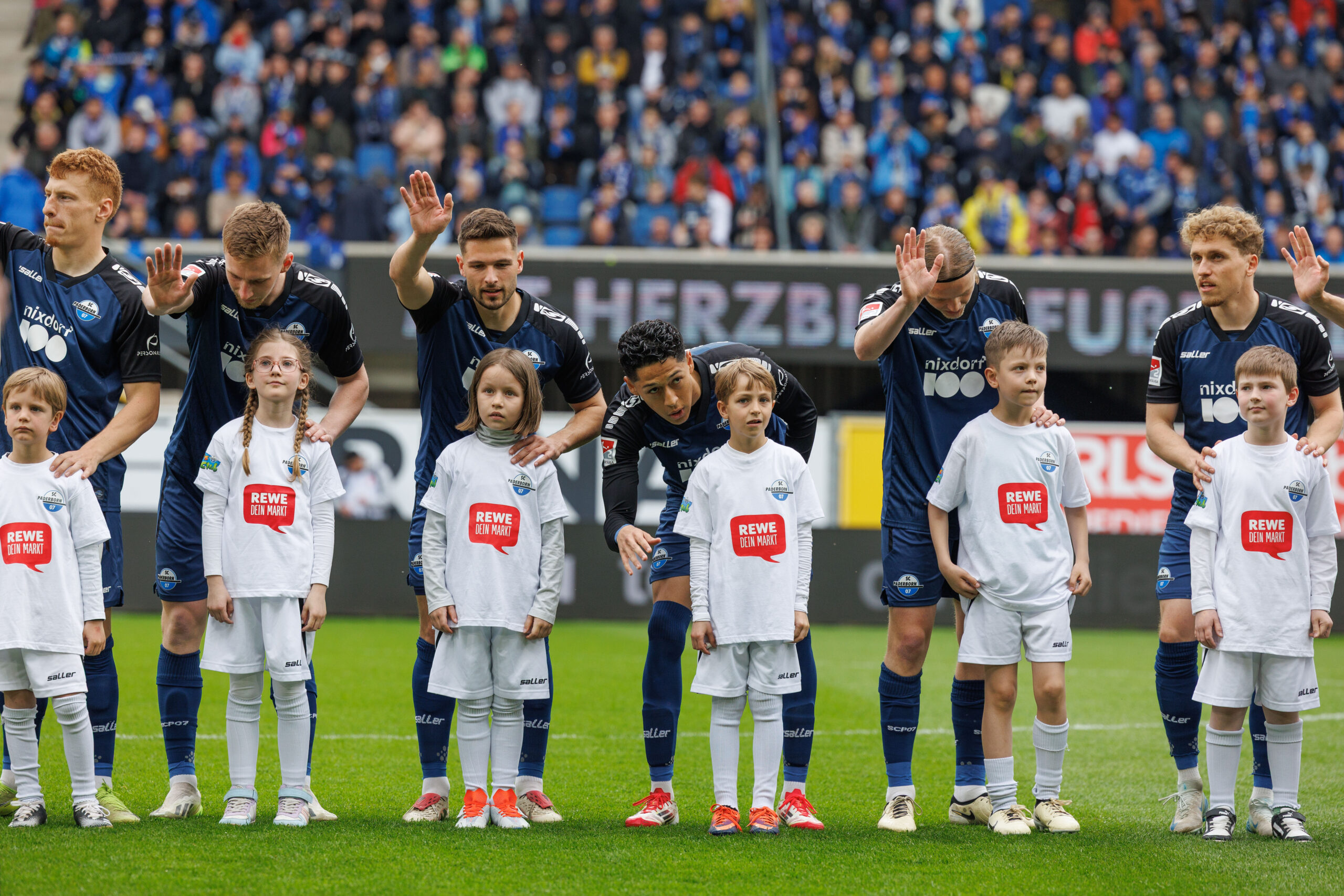 PADERBORN, Paderborns Spieler mit Einlaufkindern waehrend des Spiels der 2. Bundesliga zwischen dem SC Paderborn und Fortuna Düsseldorf in der Home Deluxe Arena in Paderborn.