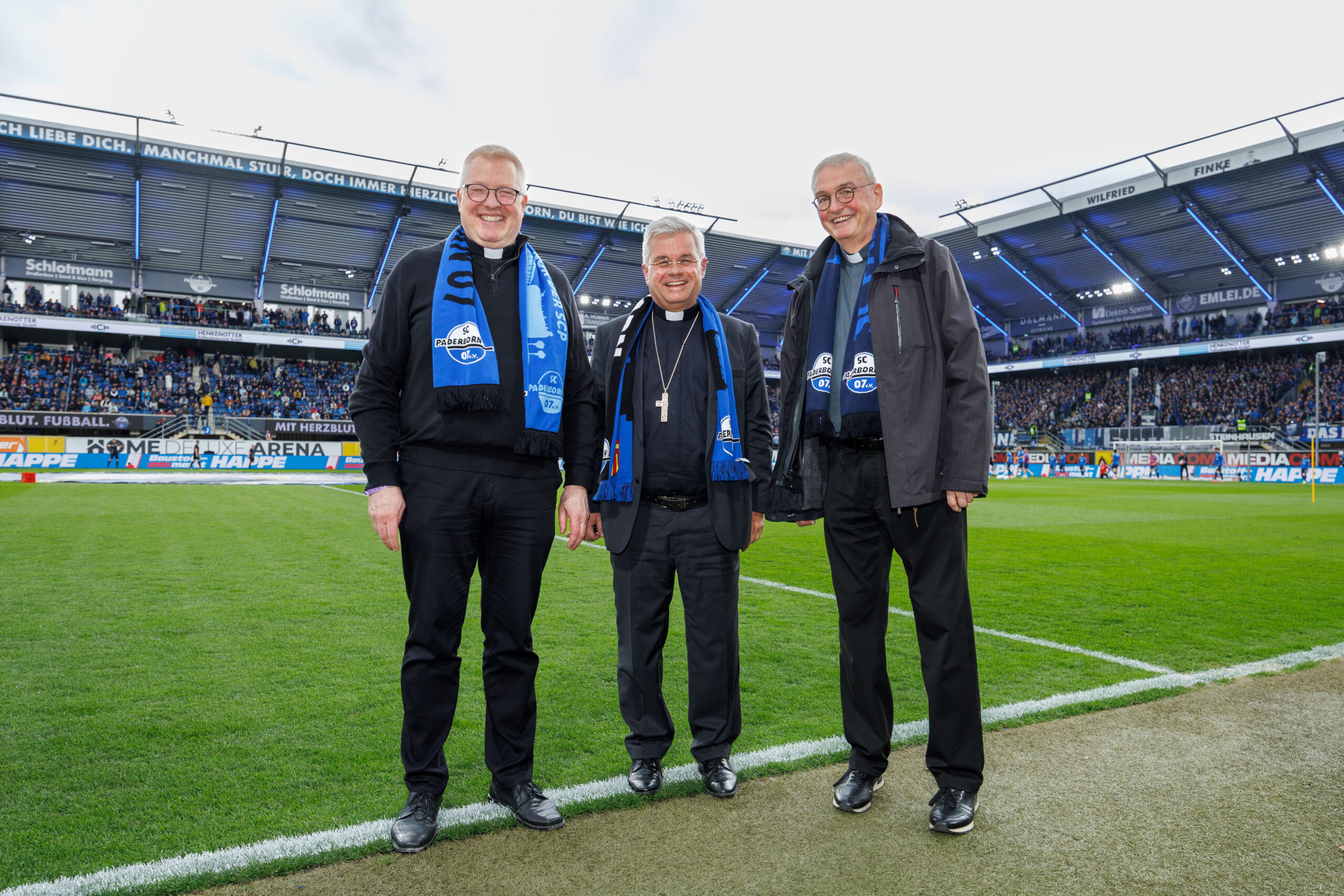 Auch Erzbischof Dr. Udo Markus Bentz, begleitet von den Generalvikaren Dr. Michael Bredeck und Thomas Dornseifer, feierte seine Stadion-Premiere gegen Düsseldorf