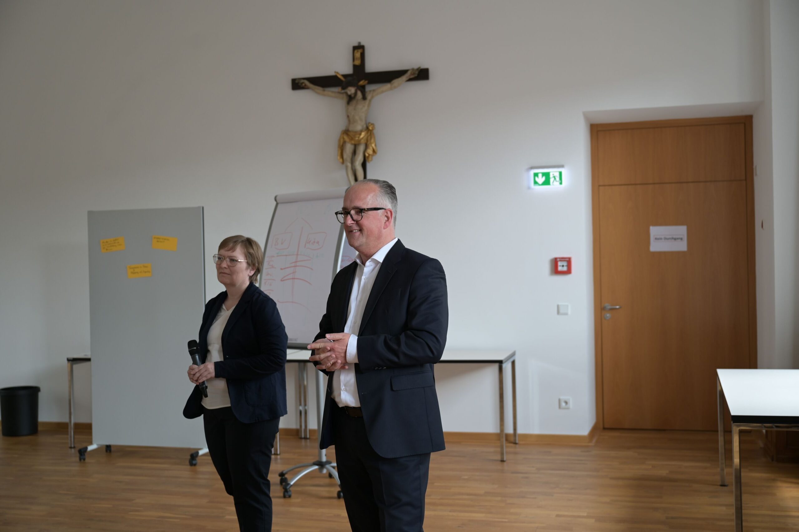 Stefanie Müting und Volker Mauß gehen mit den Mitarbeitenden des Ggemeindeverbands OWL in den Dialog.