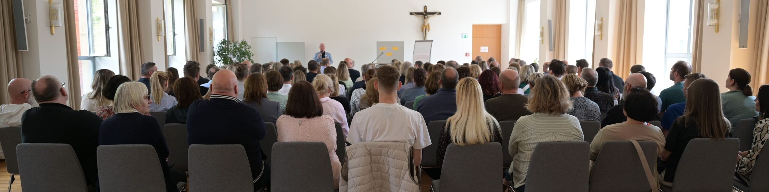 Mehr als 150 Mitarbeitende des Gemeindeverbands OWL informierten sich über die nächsten Schritte zur Schaffung einer zukunftsorientierten Verwaltung im Rahmen des Bistumsprozesses.