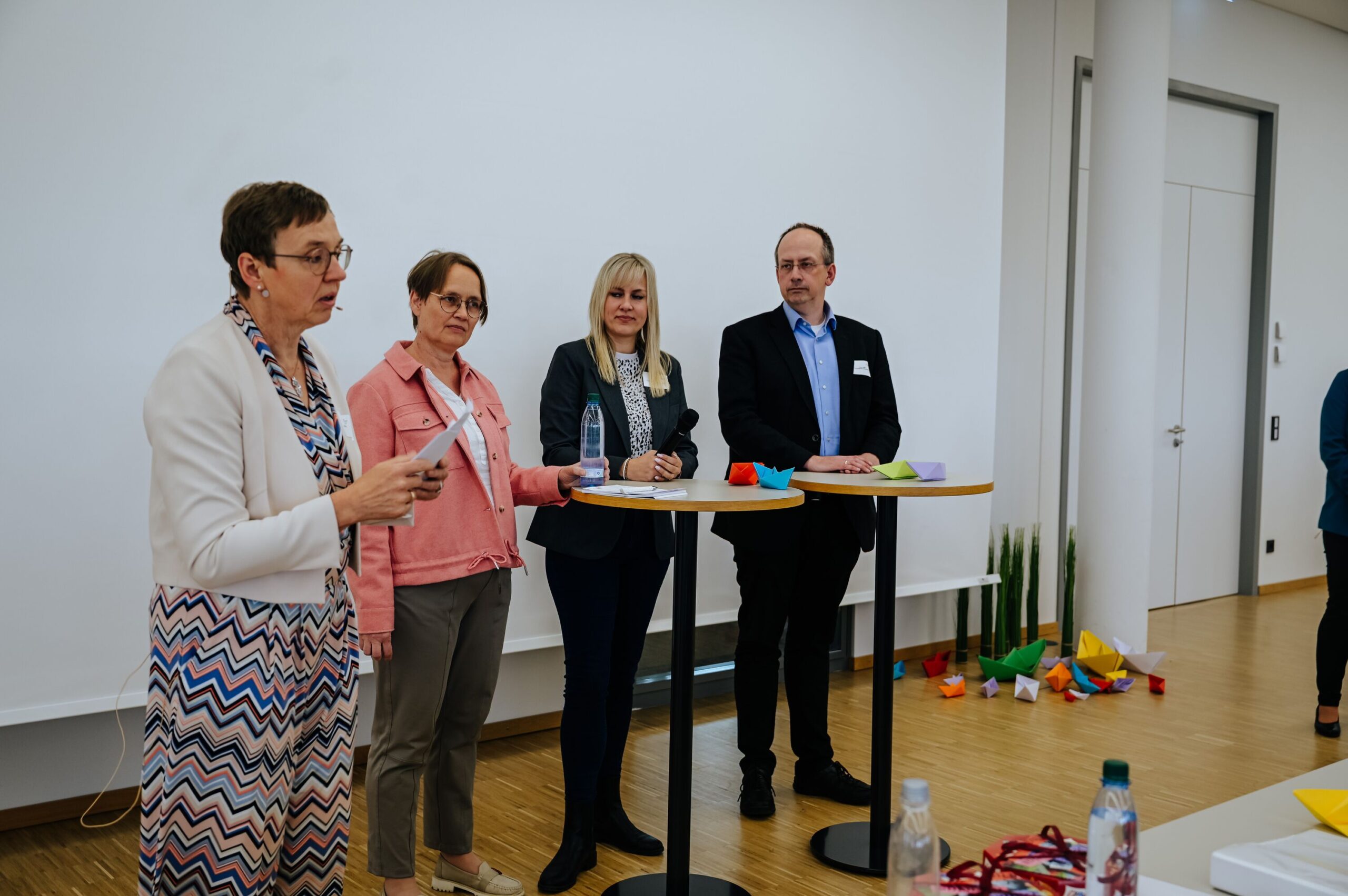 "Mehr Mut", fasst es Moderatorin Barbara Hucht zusammen, als Annegret Meyer, Alina Sivaraj und Oliver Lücke die Podiumsdiskussion beschließen.