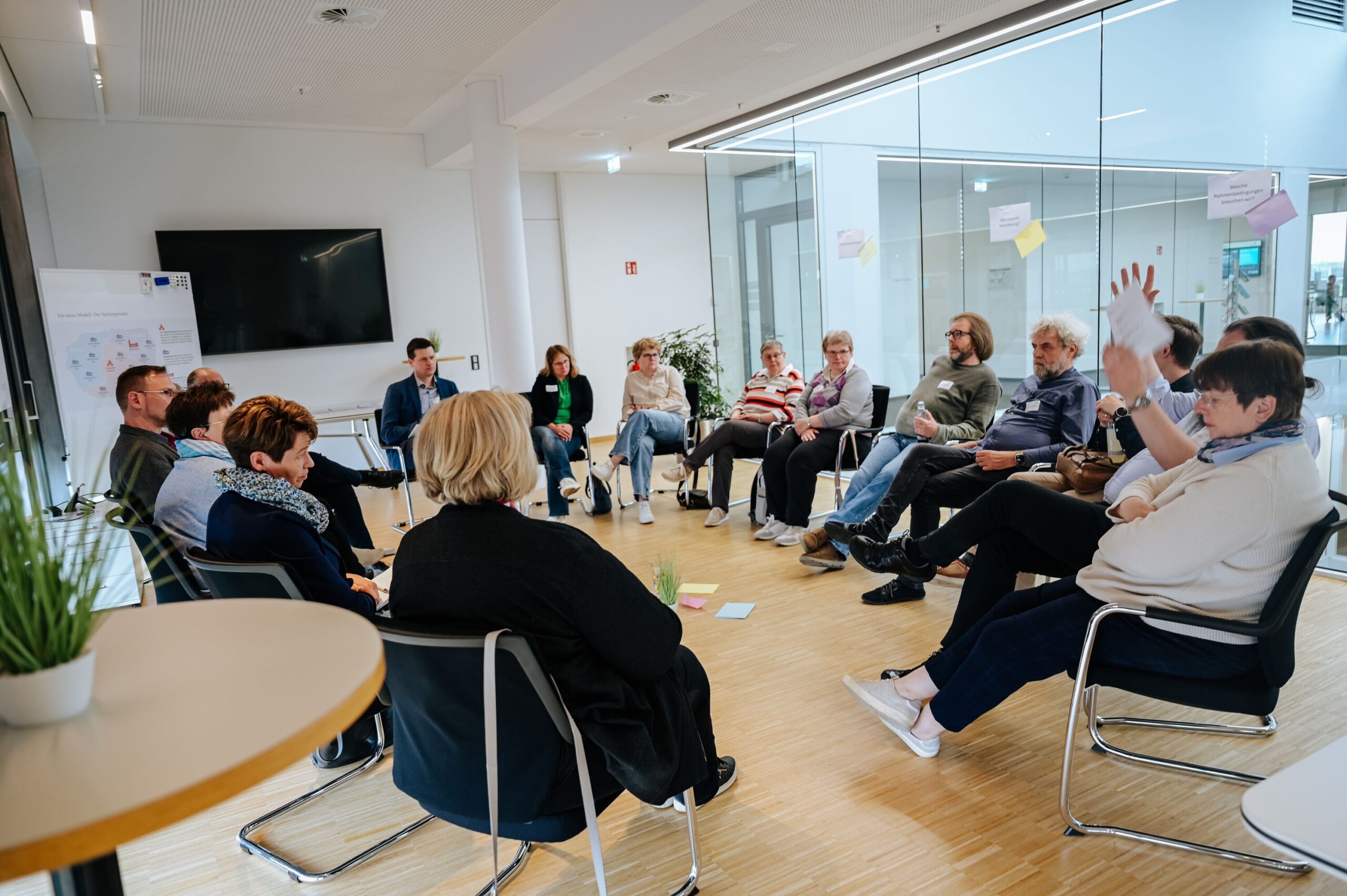 In acht Workshops wurde weitergearbeitet. Immer im Hinterkopf: die Rahmenbedingungen des Bistumsprozesses.