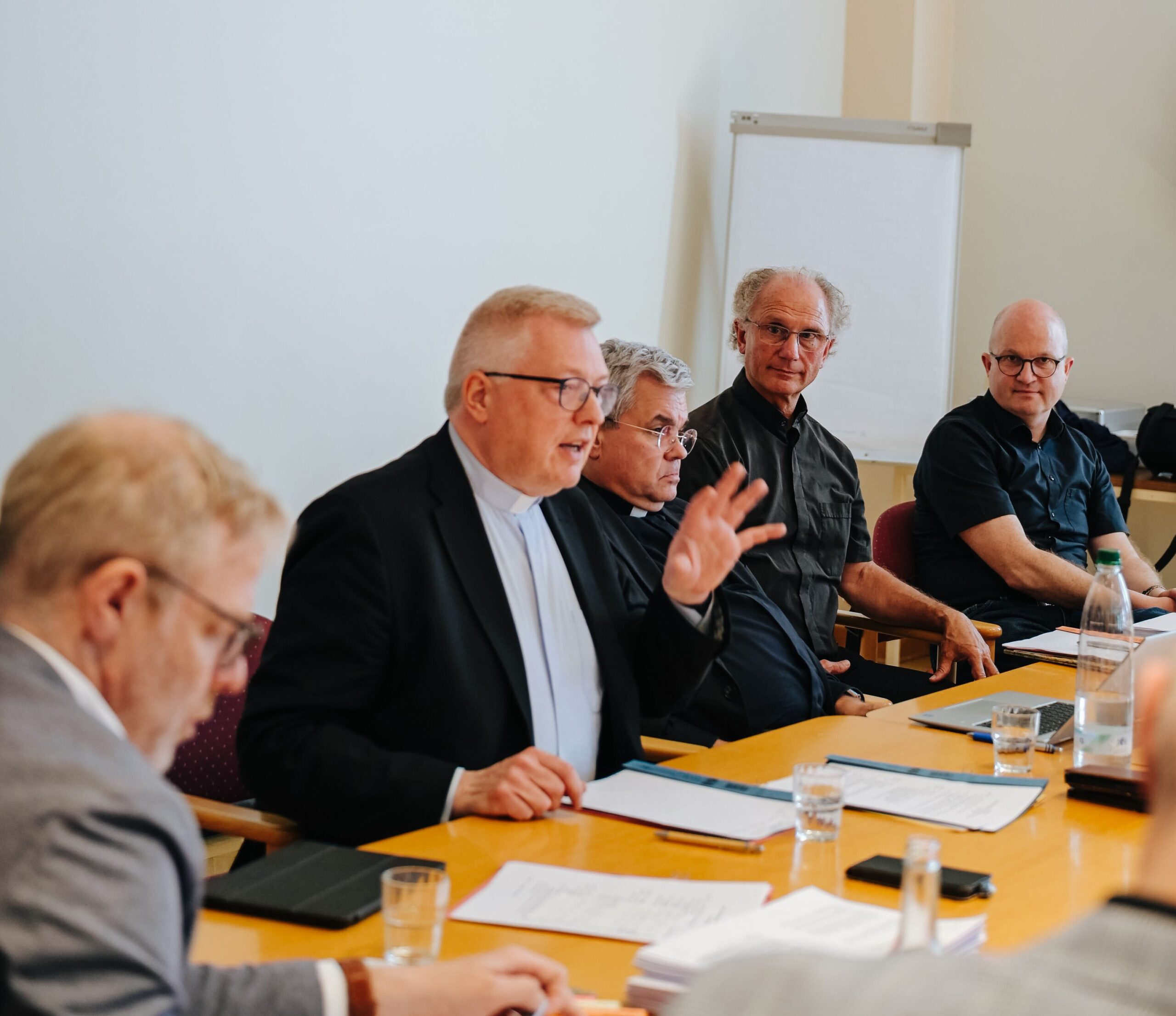 Generalvikar Dr. Michael Bredeck stellt die Gremienstruktur im Priesterrag vor.