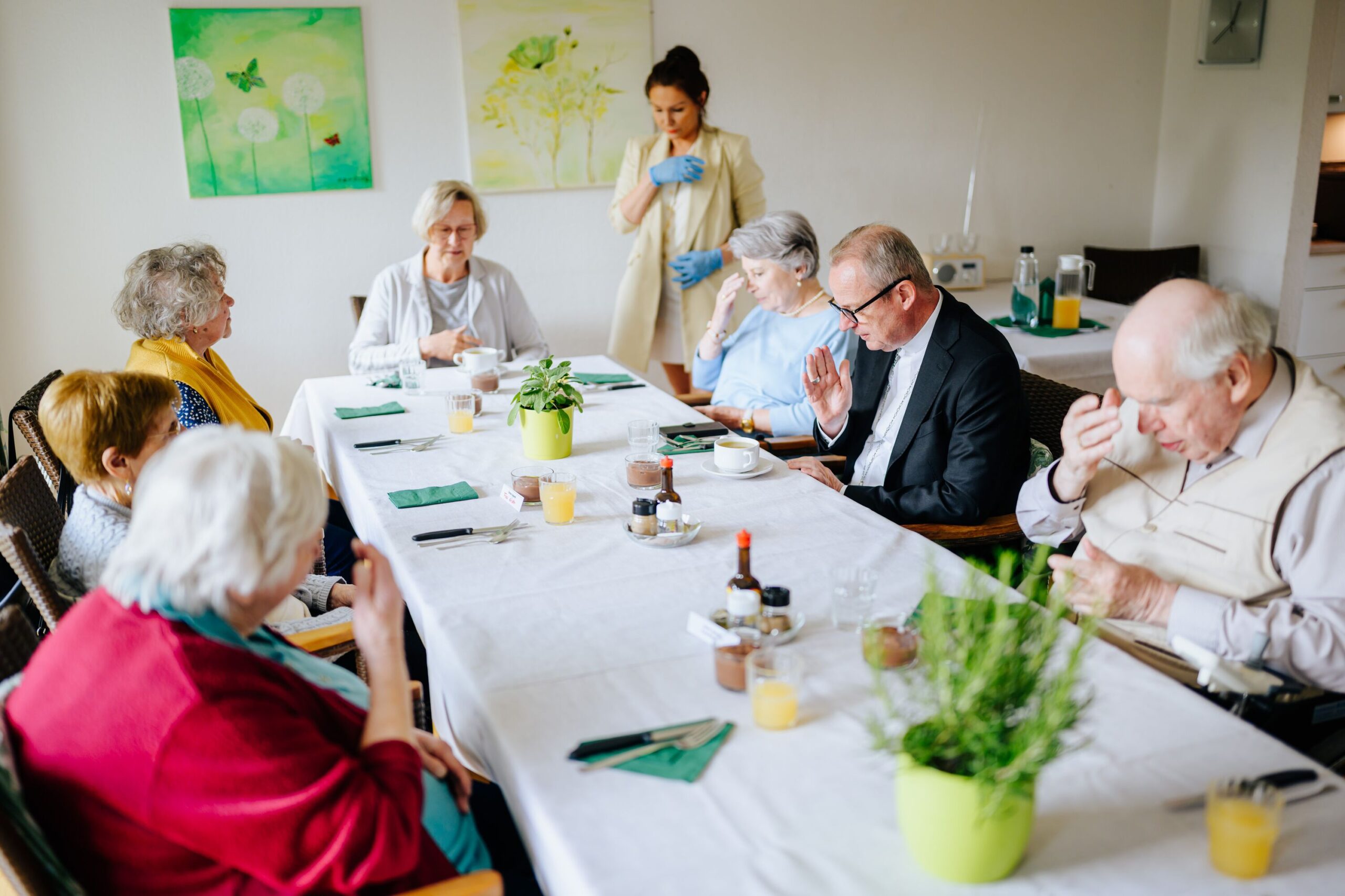 Visitation Weihbischof Josef Holtkotte Gemeinsames Mittagessen mit Bewohnern des Lindenhofs