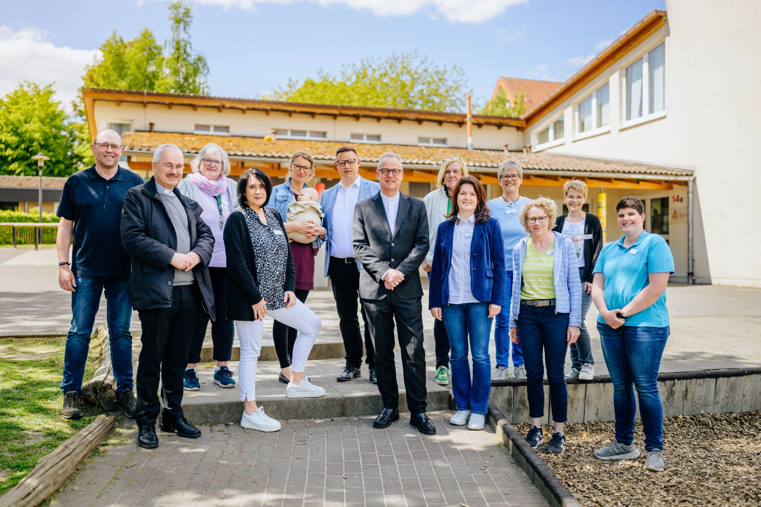 Visitation Weihbischof Josef Holtkotte Mitarbeitende und Vorstand der OGS-Niederntudorf freuten sich über den Besuch des Weihbischofs.
