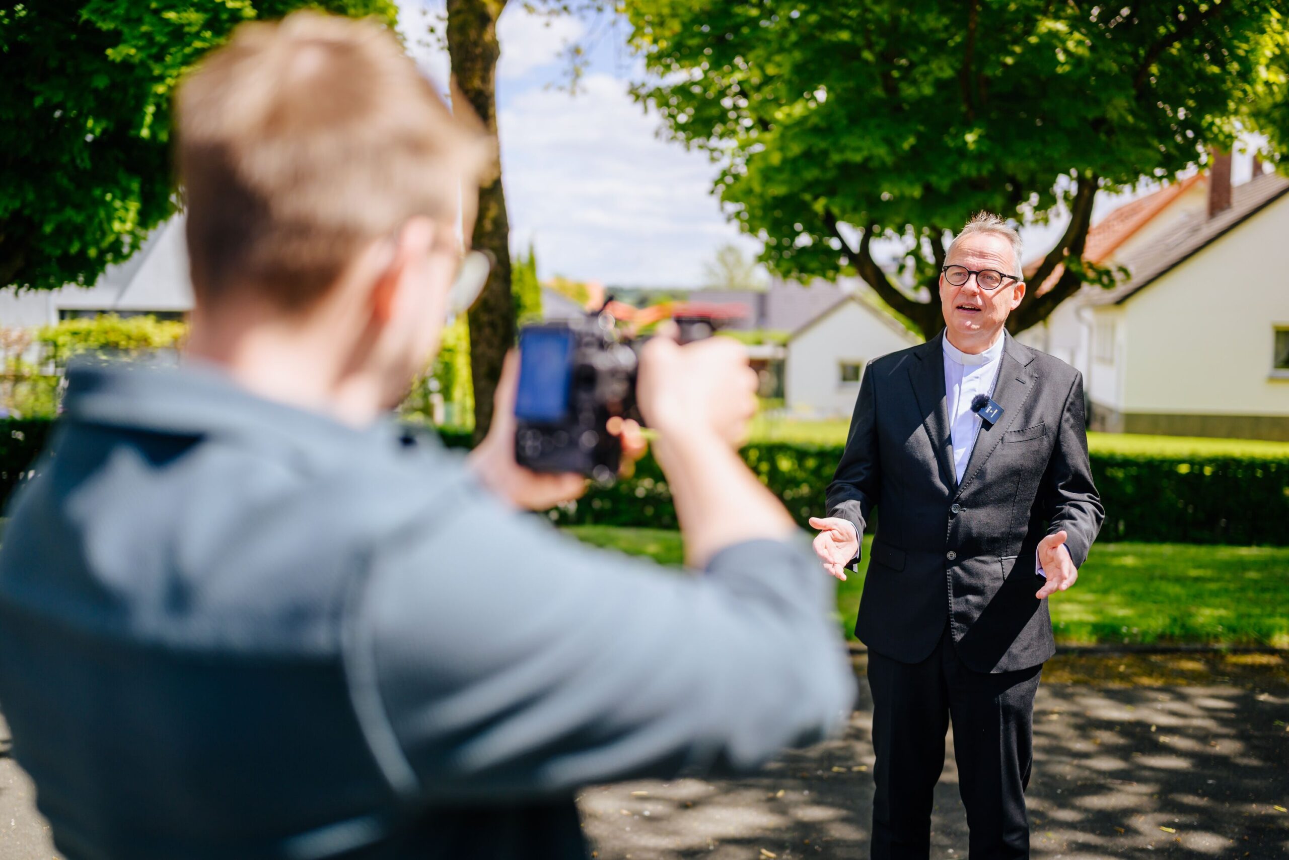 Visitation Weihbischof Josef Holtkotte Social Media Dreh mit Tim Sprenger.