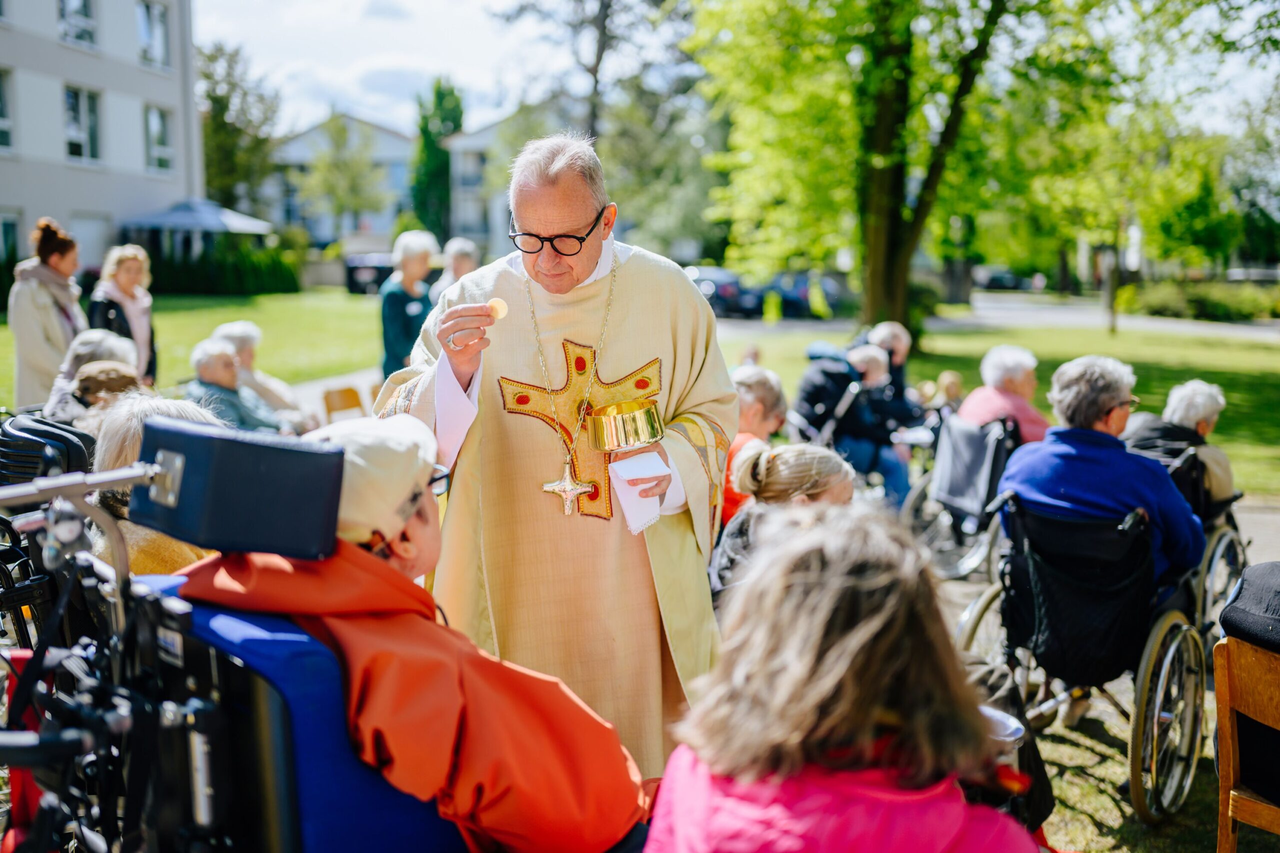 Visitation Weihbischof Josef Holtkotte Ein Höhepunkt der Visitation am 8.5.25 ist die Hl. Messe mit Pfarrer Martin Beisler im Garten von St. Clara.