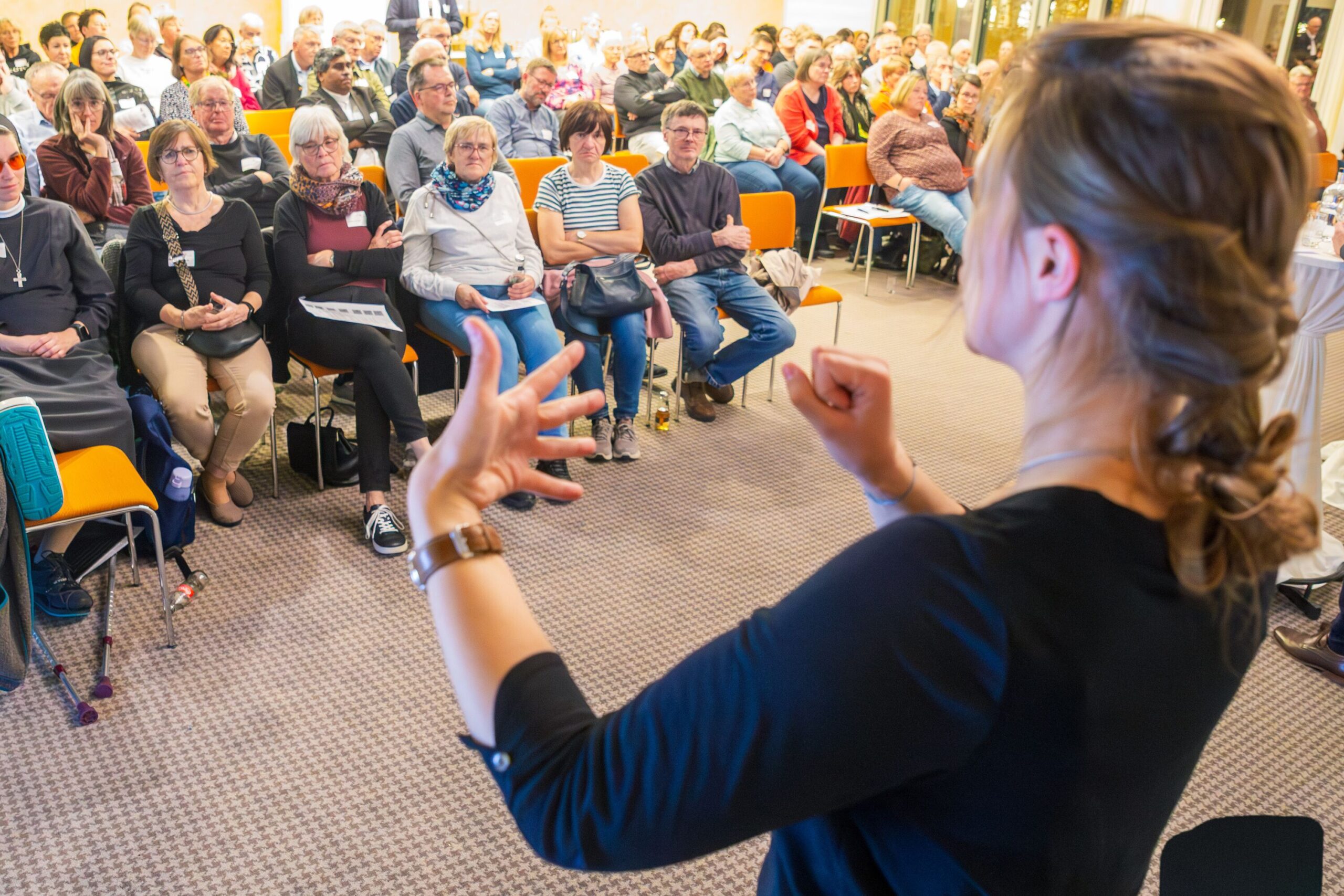 Bei der 11. Regionalkonferenz in Meschede war insbesonder eine Gruppe Gehörloser mit dabei und zwei Dolmetscherinnen übersetzten in Gebärdensprache.