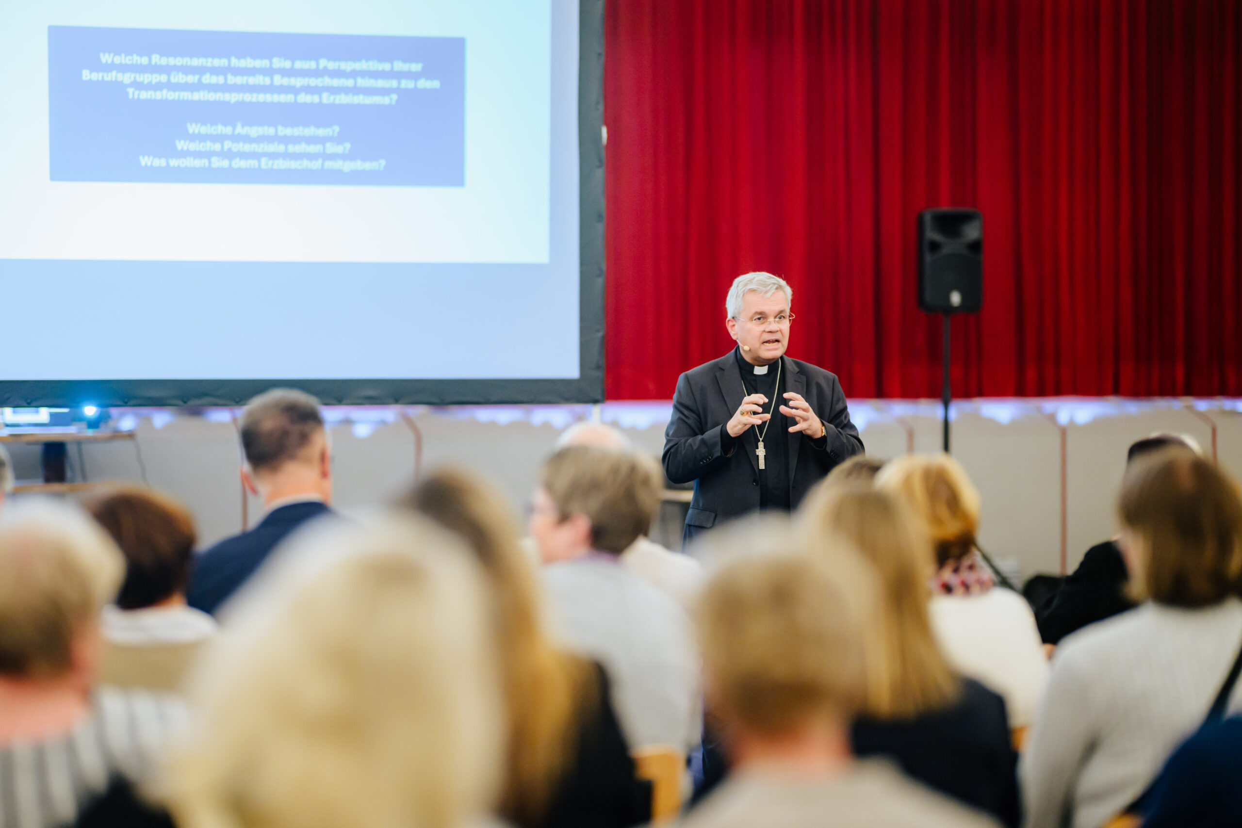 Erzbischof Dr. Udo Markus Bentz im Austausch mit 110 Hauptamtlichen in der Pastoral des Sauerlands.