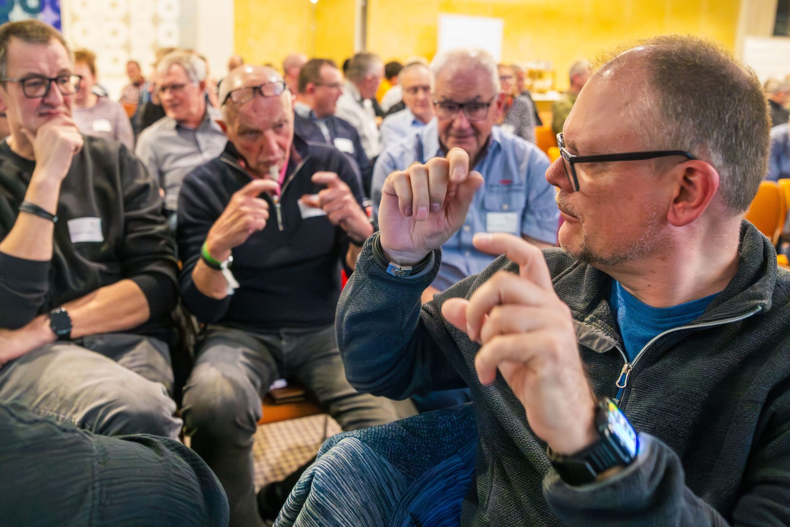 Angeregt diskutierten die gehörlosen Menschen in Gebärdensprache über den Bistumsprozess.