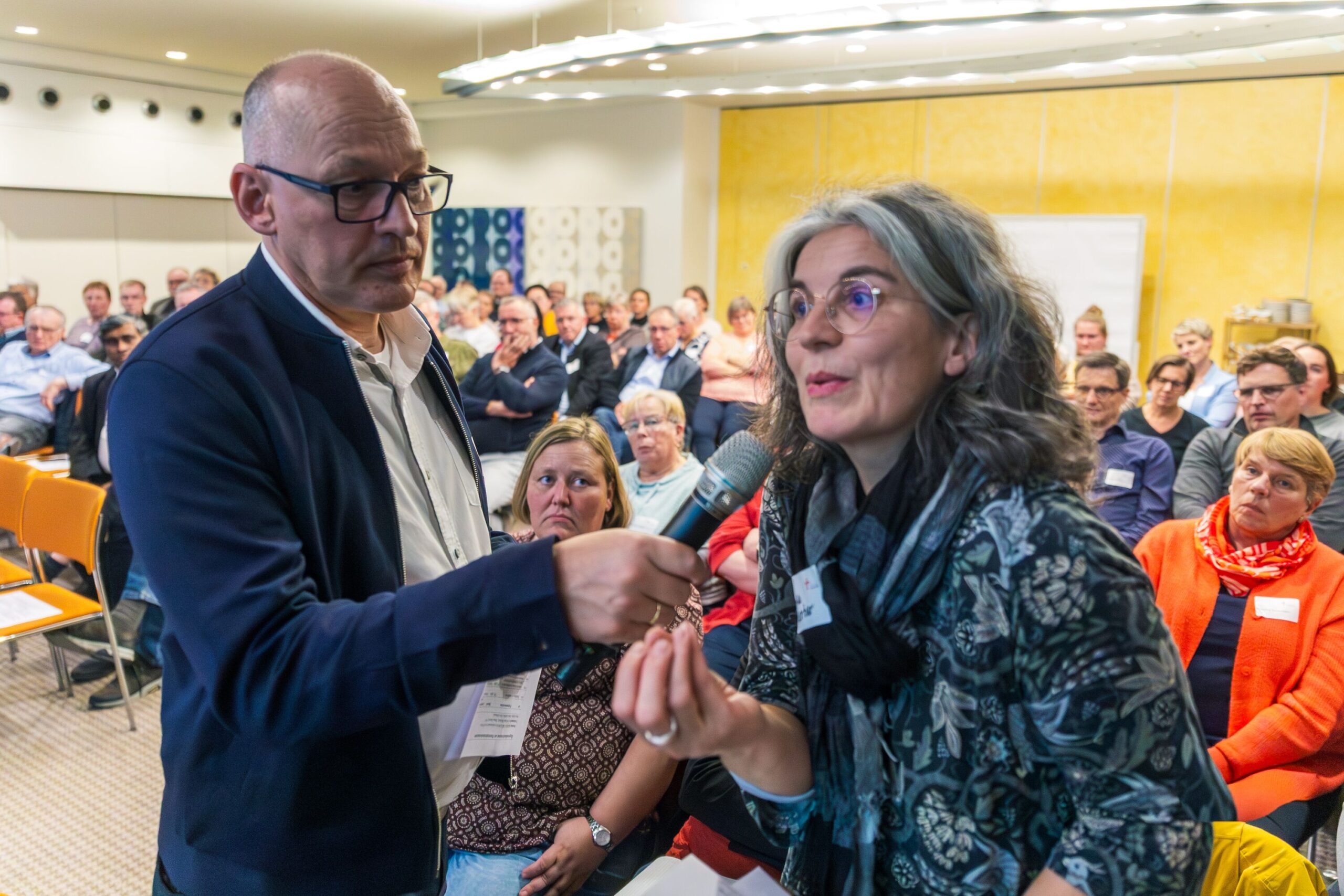 Eine Dame aus dem Auditorium meldet sich zu Wort.