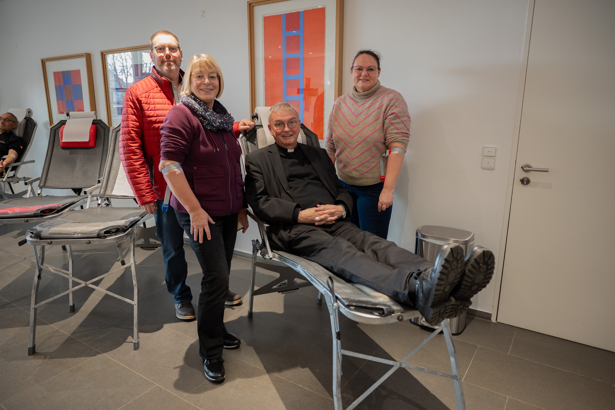 Generalvikar Thomas Dornseifer, Frank Goersmeier, Gebietsreferent DRK-Blutspendedienst OWL, Sarah Grote und Michaela Wieners aus dem Team Arbeits- u. Gesundheitsschutz