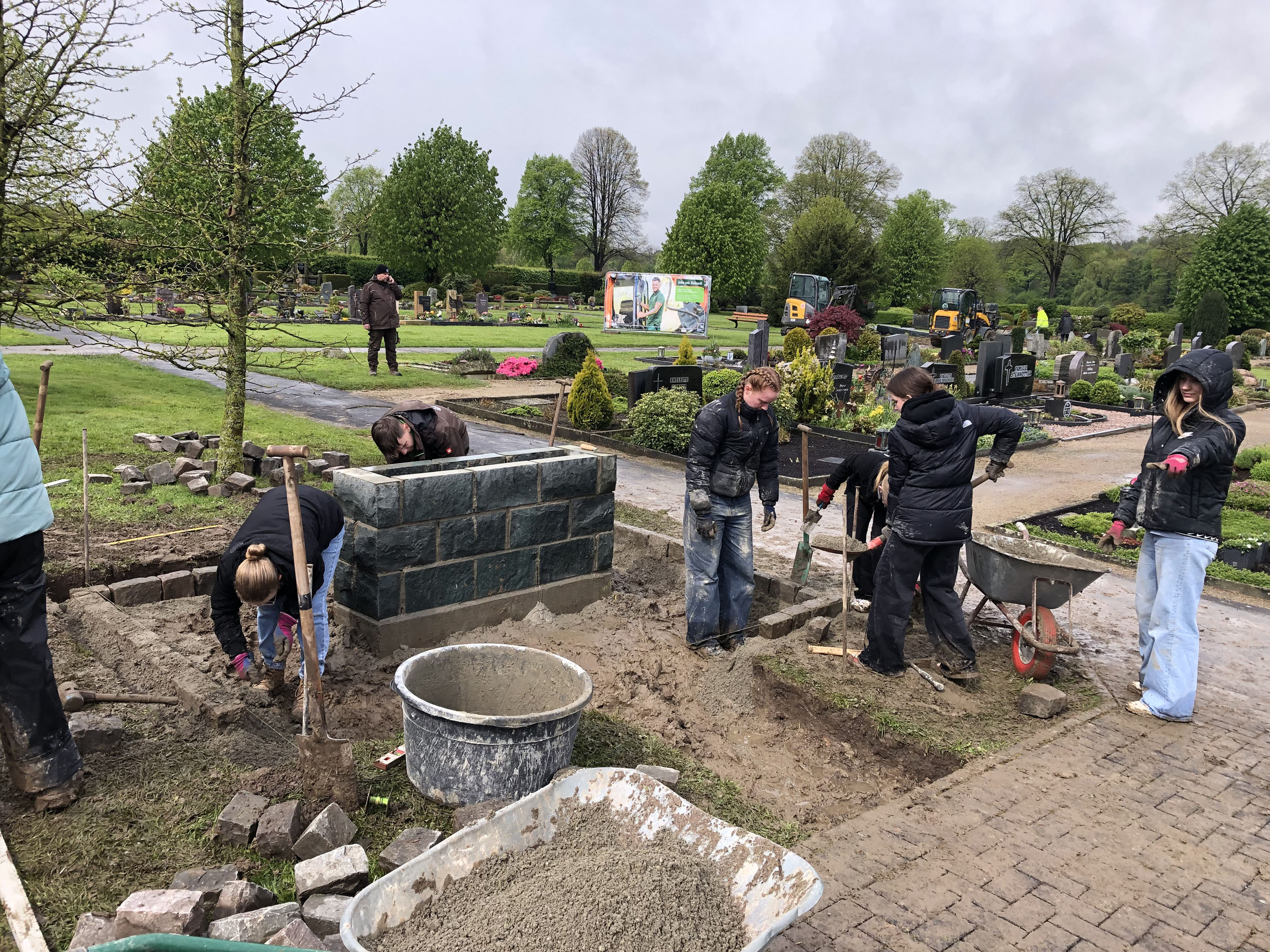 Bonifatiuspreis: Firmbewerber Pfarrei Heilige Familie Bad Sassendorf auf Friedhof in Ostinghausen