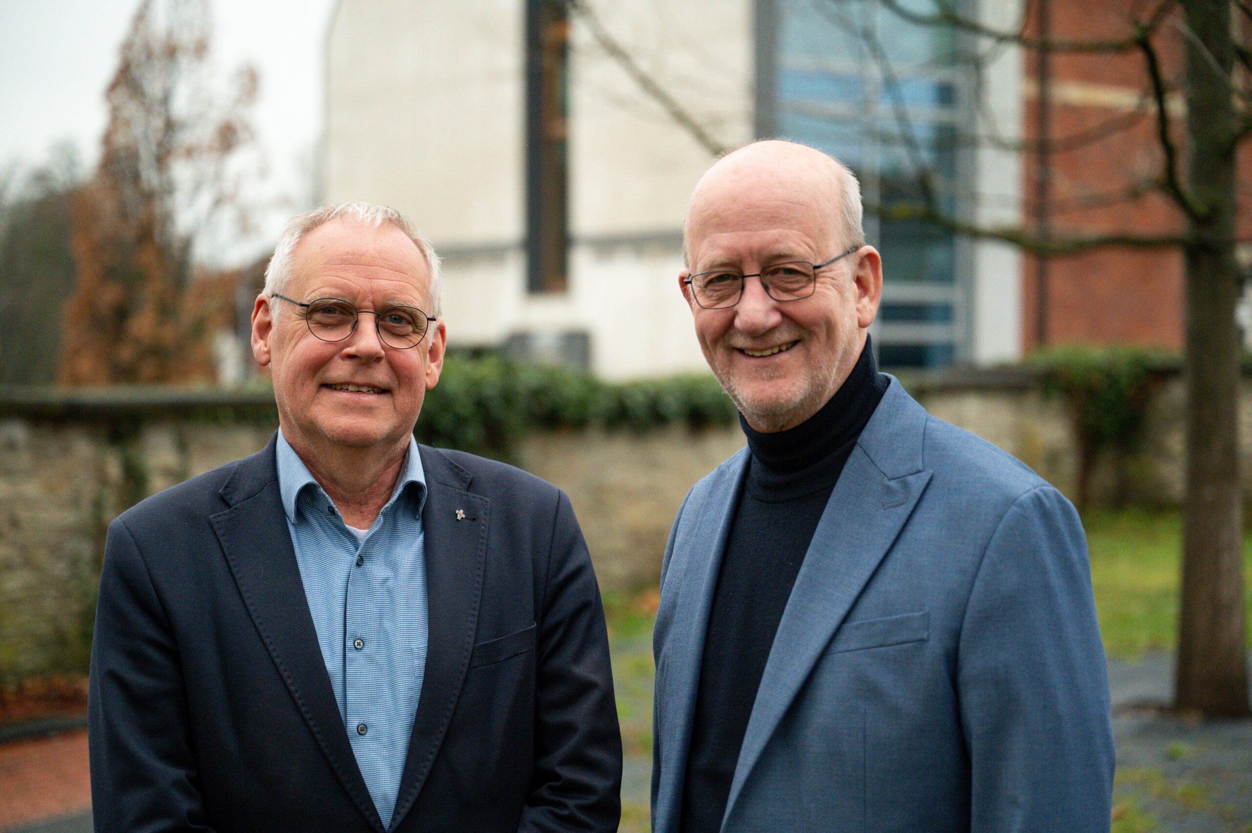 Bereichsleiter Thomas Klöter gratuliert Andreas Altemeier zur Ernennung zum Direktor der Einrichtungen in Hardehausen