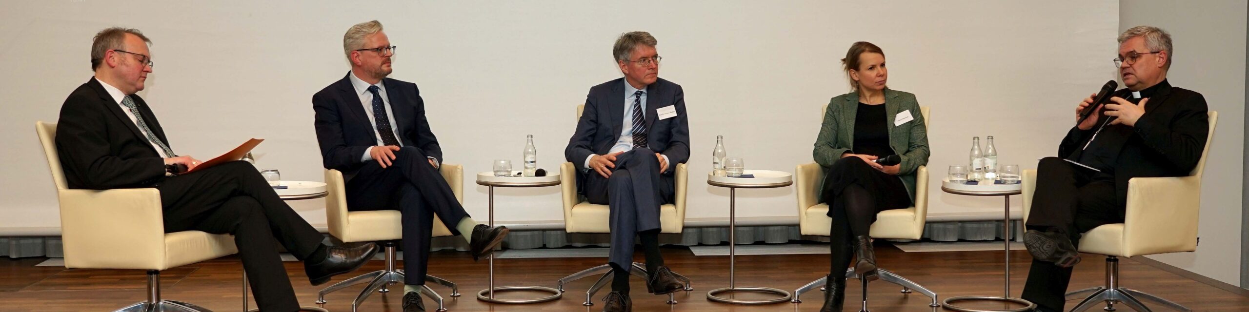 Aussprache im Plenum bei der 19. Juristentagung 2026 im Erzbistum Paderborn in der Katholischen Akademie Schwerte (v.l.): Marcus Baumann-Gretza (Justiziar des Erzbistums Paderborn), Professor Dr. Nils Goldschmidt, Professor Dr. Christian Waldhoff, Dr. Helene Bubrowski und Erzbischof Dr. Udo Markus Bentz.