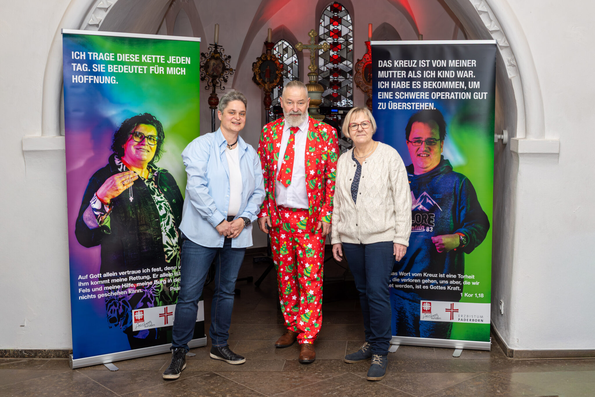 Corinna Reiter, Ralf Litera und Jutta Schlinkmann-Weber (v.l.) vor den Exponaten.