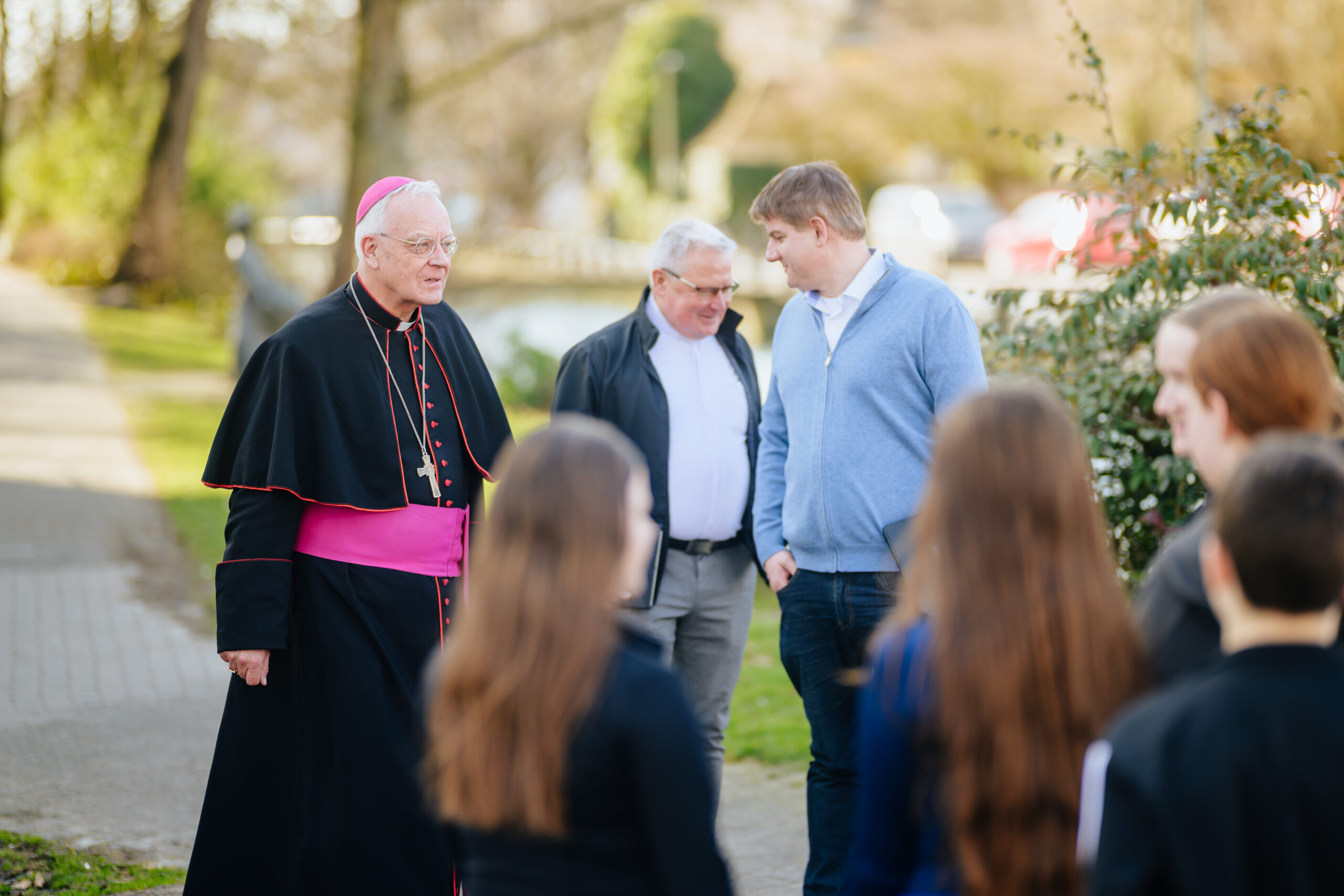 Weihbischof König trifft auf eine Schulklasse in Geseke