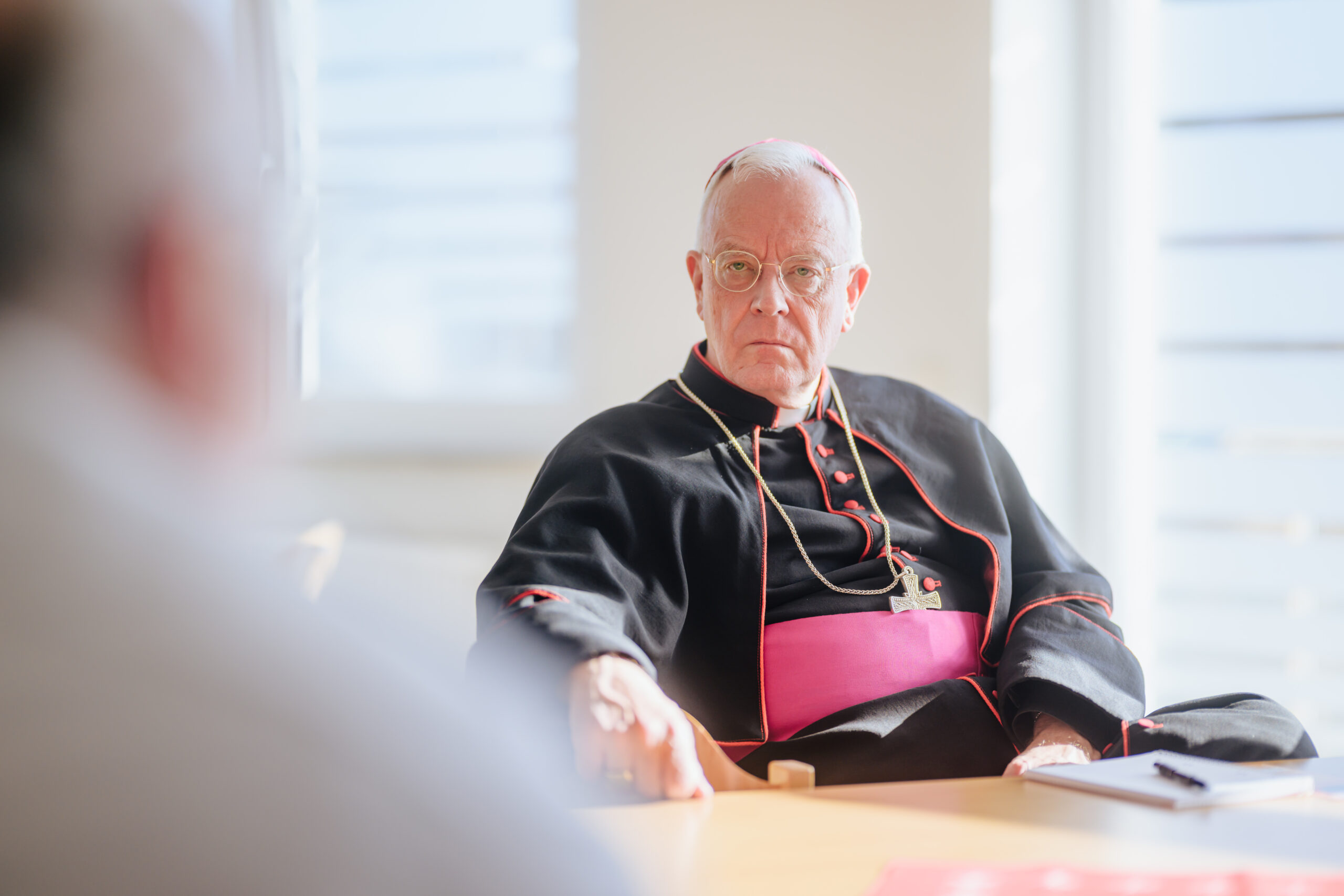 Weihbischof König im Gespräch mit Pfarrer Rainer Stahlhacke