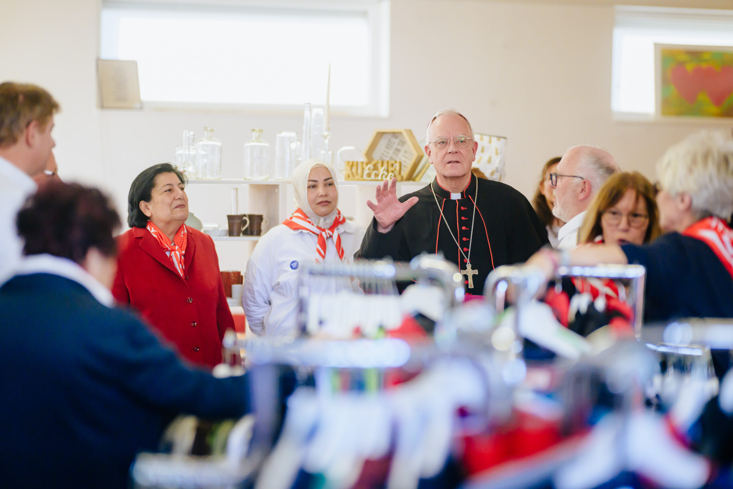 Weihbischof König besucht den Malteserladen in Geseke