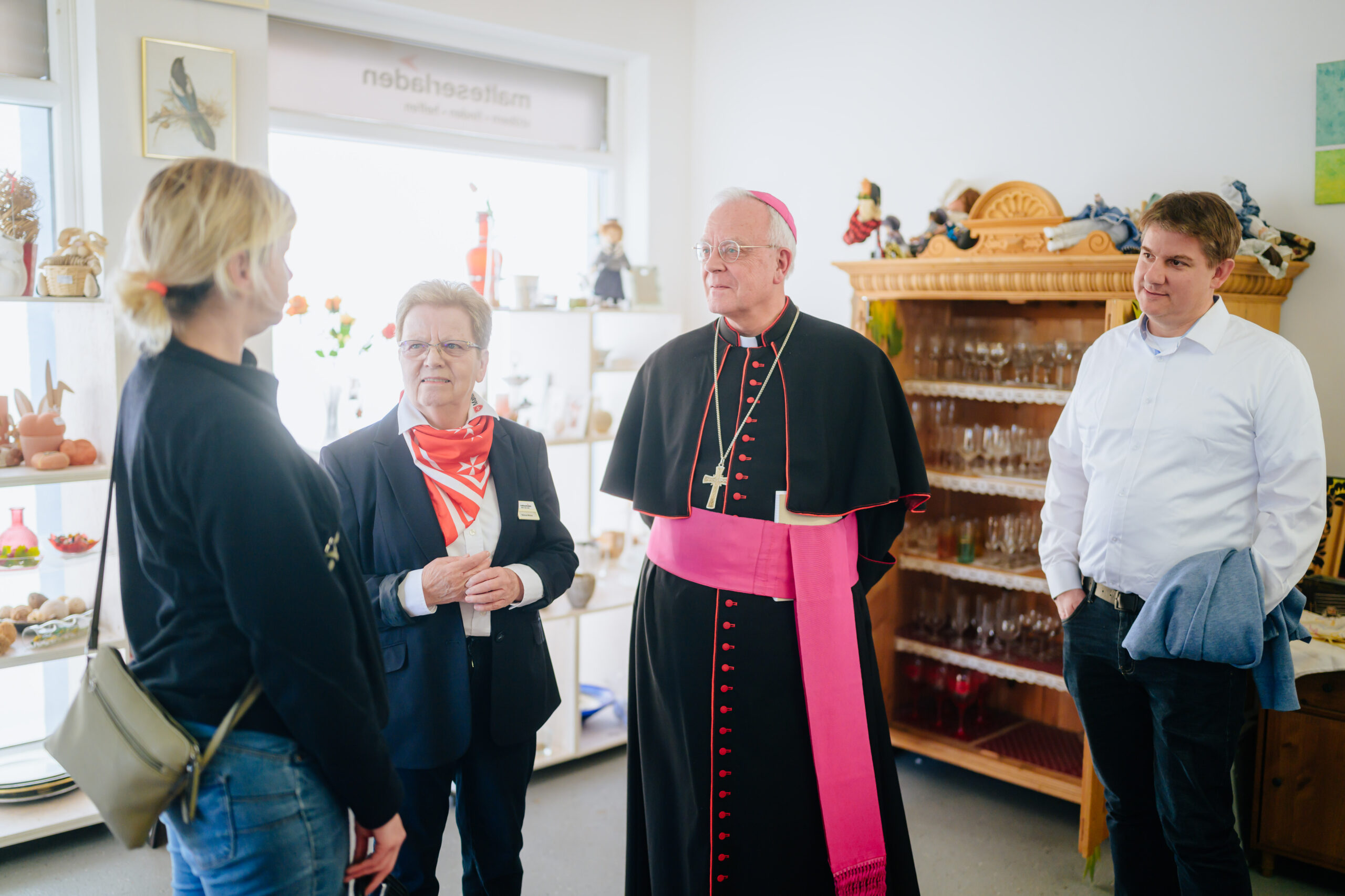 Weihbischof König zu Besuch im Malteserladen in Geseke