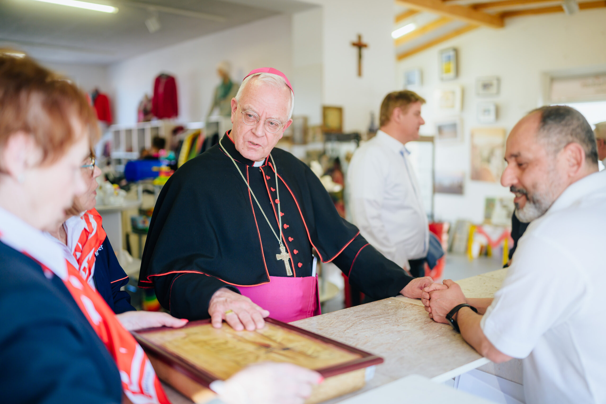 Weihbischof König besucht den Malteserladen in Geseke