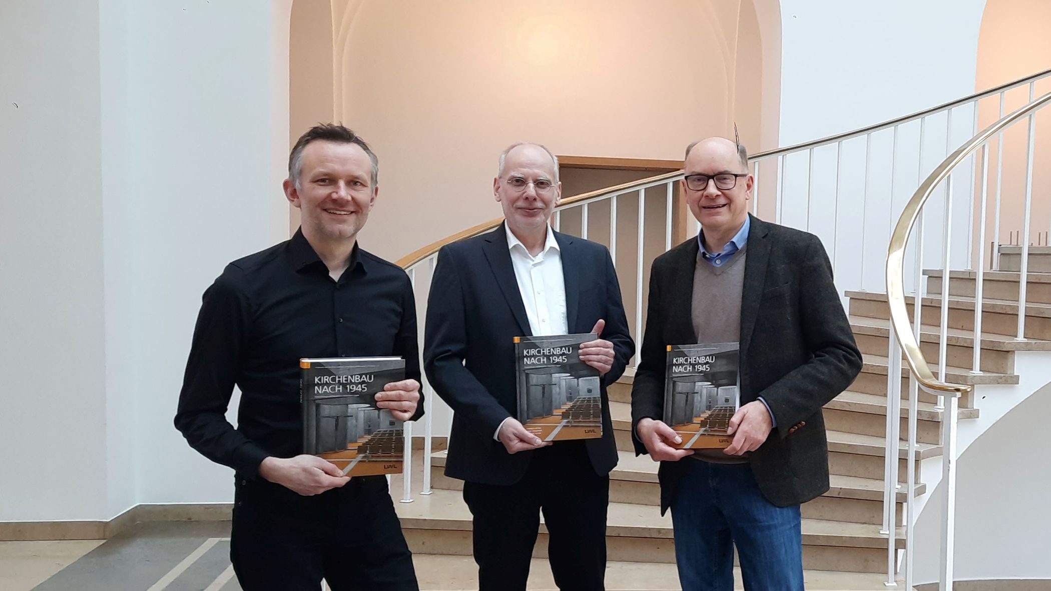 Die Autoren Dr. Knut Stegmann (v.l.) und Dr. Michael Huyer mit LWL-Chefdenkmalpfleger Dr. Holger Mertens.