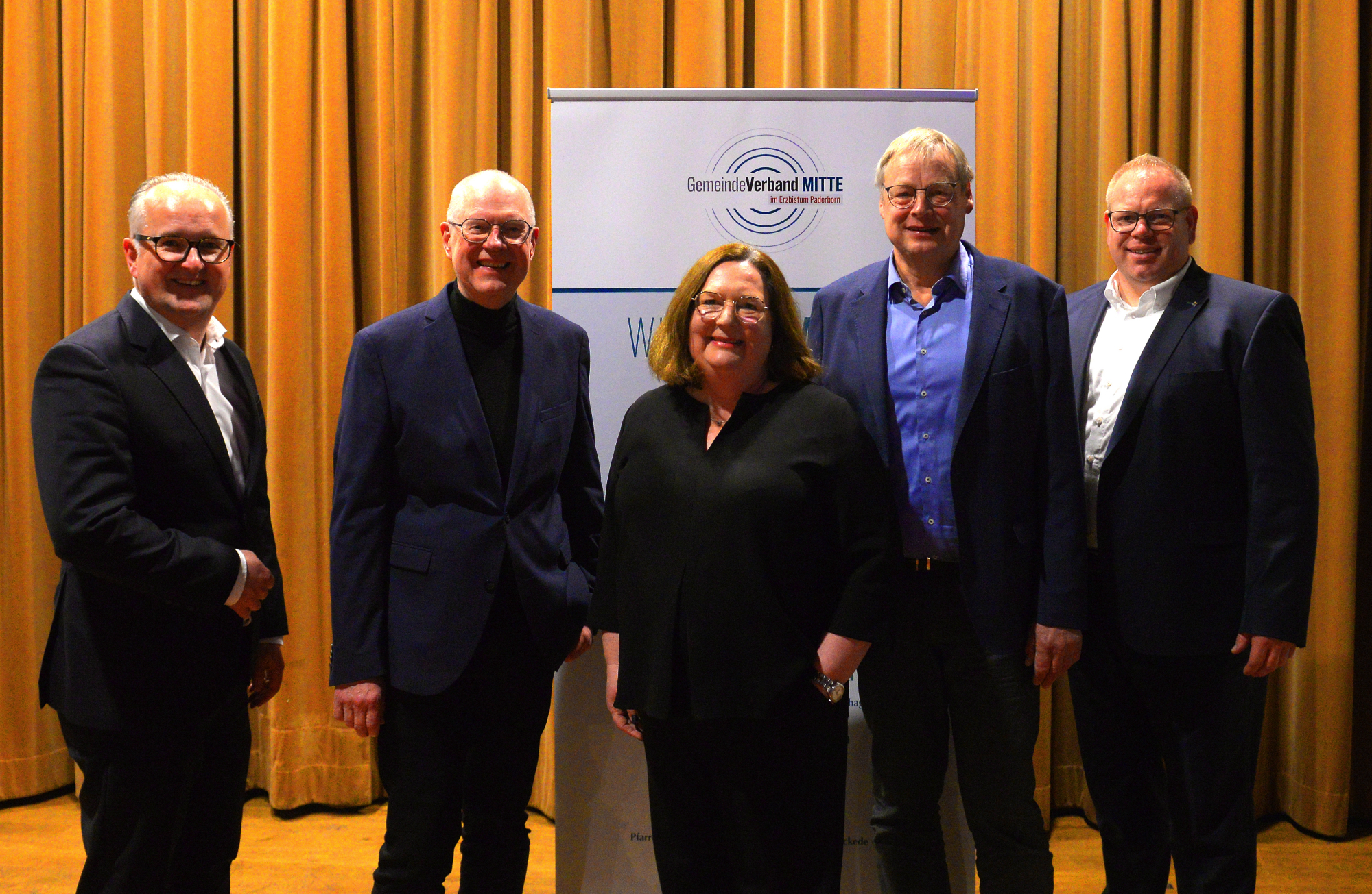 v.l.n.r. Volker Mauß (Leiter des Bereiches Finanzen im Erzbistum Paderborn), Dechant Georg Schröder (Versammlungsleiter), Iris Korbmacher und Burkhard König (Kirchensteuerrat), Sebastian Schrage (Geschäftsführer GemeindeVerband Mitte und WIR-KITAs gem. GmbHs)