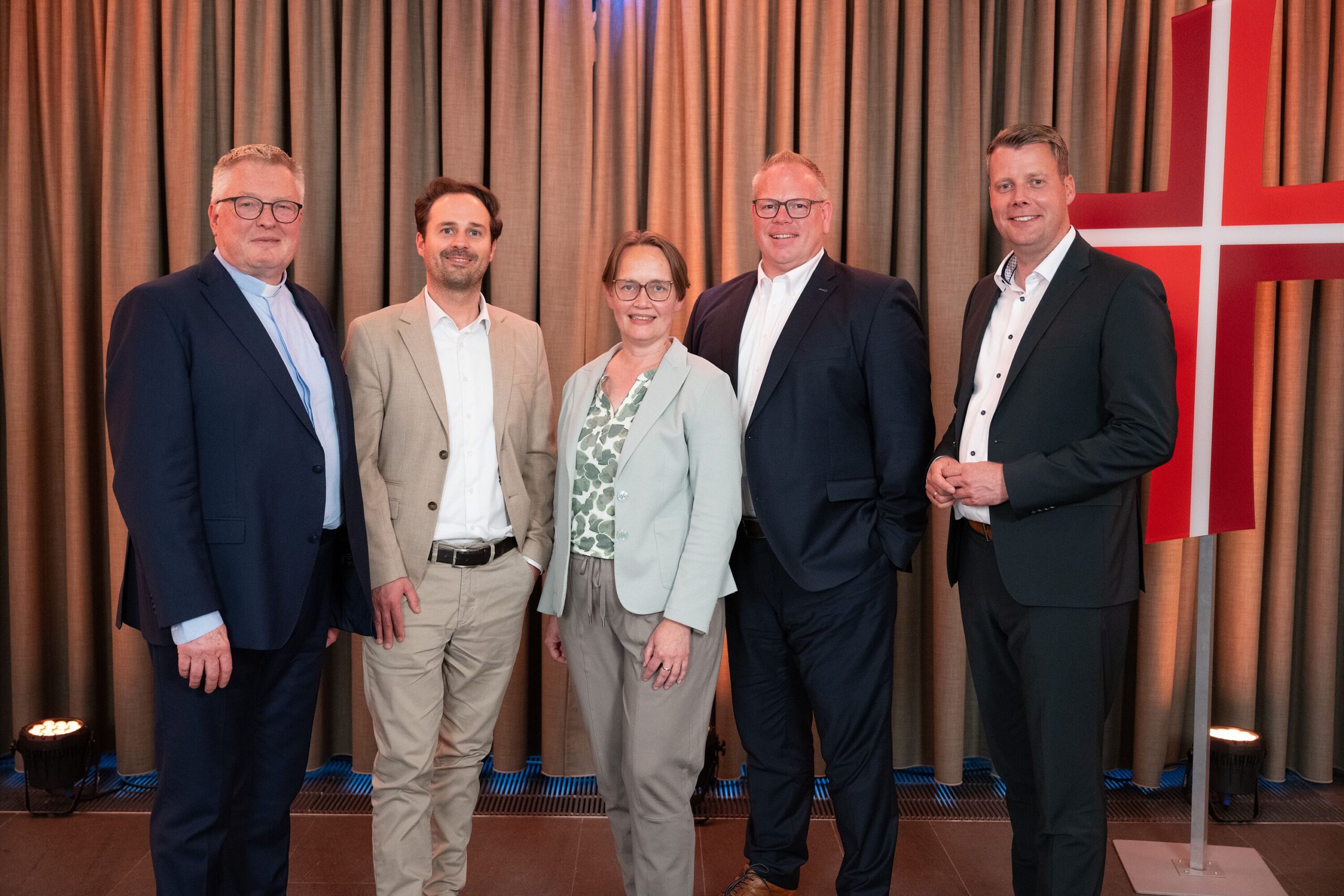 Im digitalen Livestream: (v.l.) Die Verantwortlichen für den Bistumsprozess Sebastian Schrage, Dr. Annegret Meyer, Tobias Heinrich, Generalvikar Dr. Michael Bredeck und Moderator Dirk Lankowski.