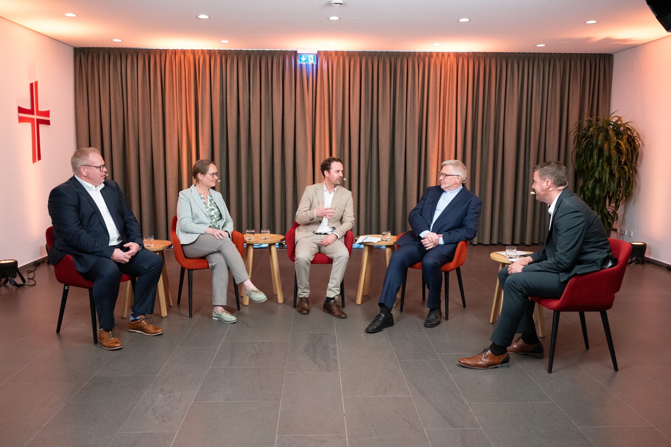 Im digitalen Livestream: (v.l.) Die Verantwortlichen für den Bistumsprozess Sebastian Schrage, Dr. Annegret Meyer, Tobias Heinrich, Generalvikar Dr. Michael Bredeck und Moderator Dirk Lankowski.