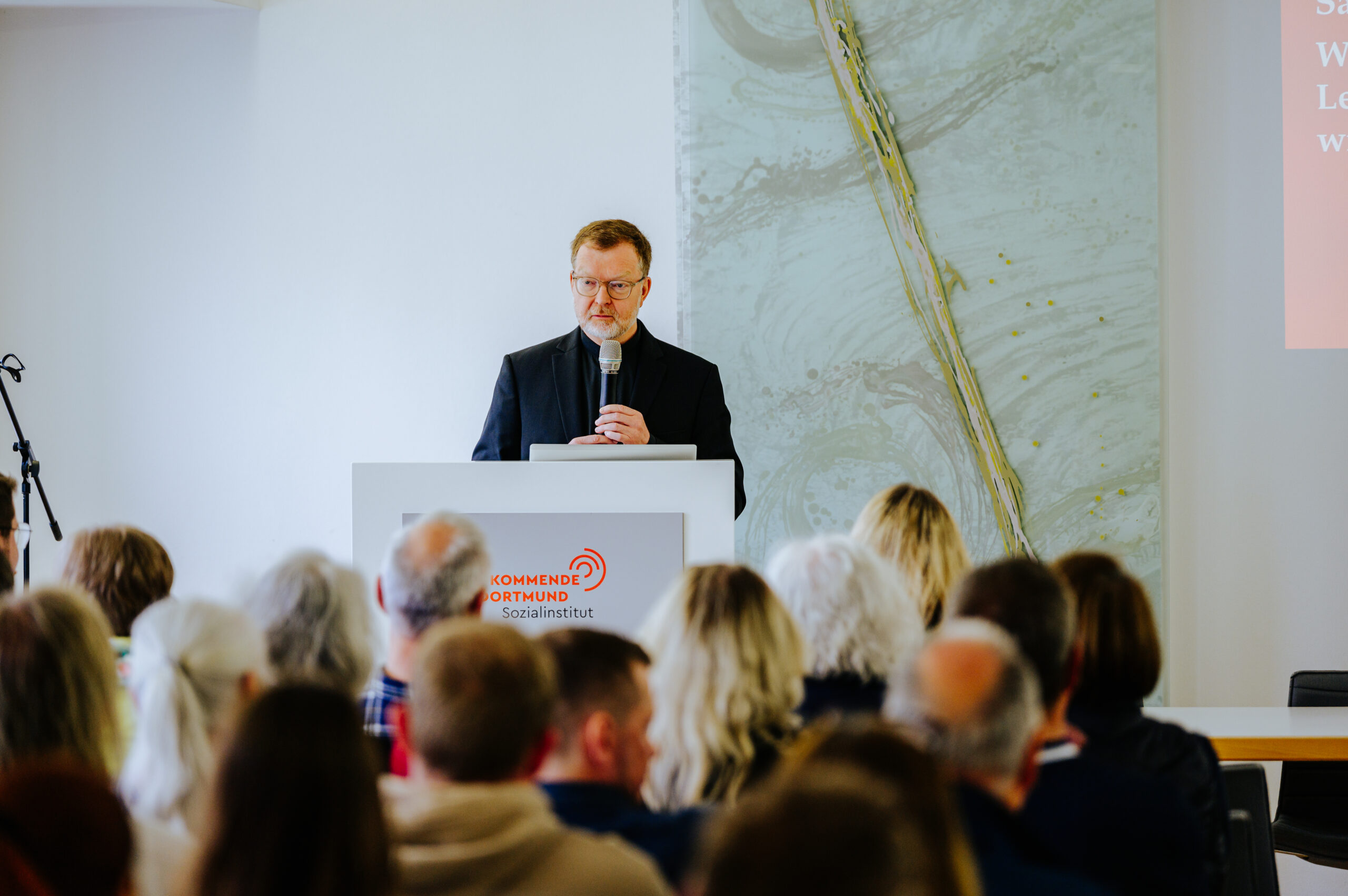 Pater Zollner machte deutlich, dass Leitlinien und Vorgaben wichtig sind, aber erst im Alltag zu gelebter Praxis werden müssen.