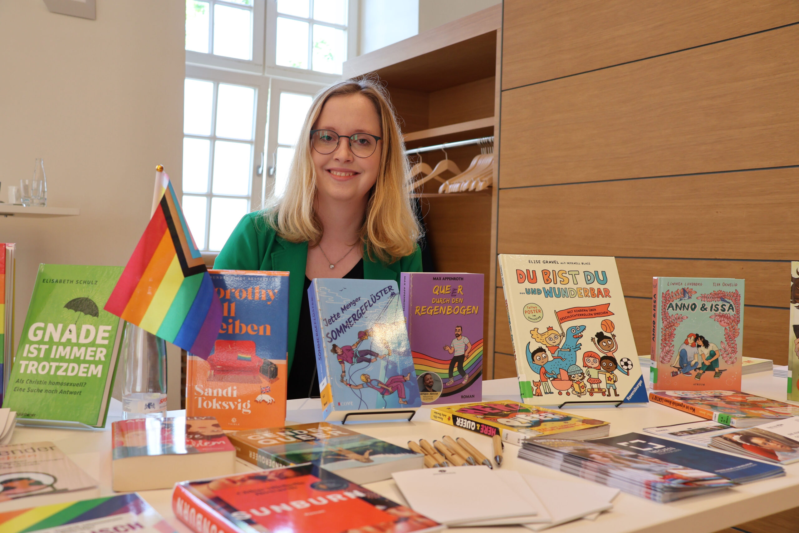 Anna-Lena Neesen vom Medienzentrum im Erzbistum Paderborn präsentierte einen bunt gefüllten Büchertisch.